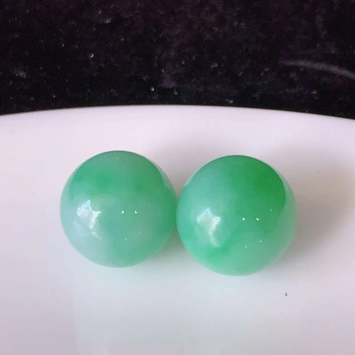 自然光实拍，冰润飘绿翡翠一对圆珠，转运珠吊坠，寓意“时来运转，财源滚滚” 寓意佳，荧光灼灼，转运珠佩