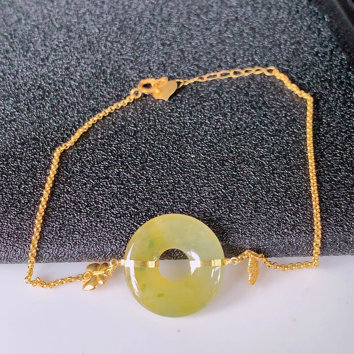 18k金镶嵌冰种黄翡平安扣翡翠手链，款式新颖时尚，日常百搭的款。清秀高雅，佩戴优雅高贵！#1.29平