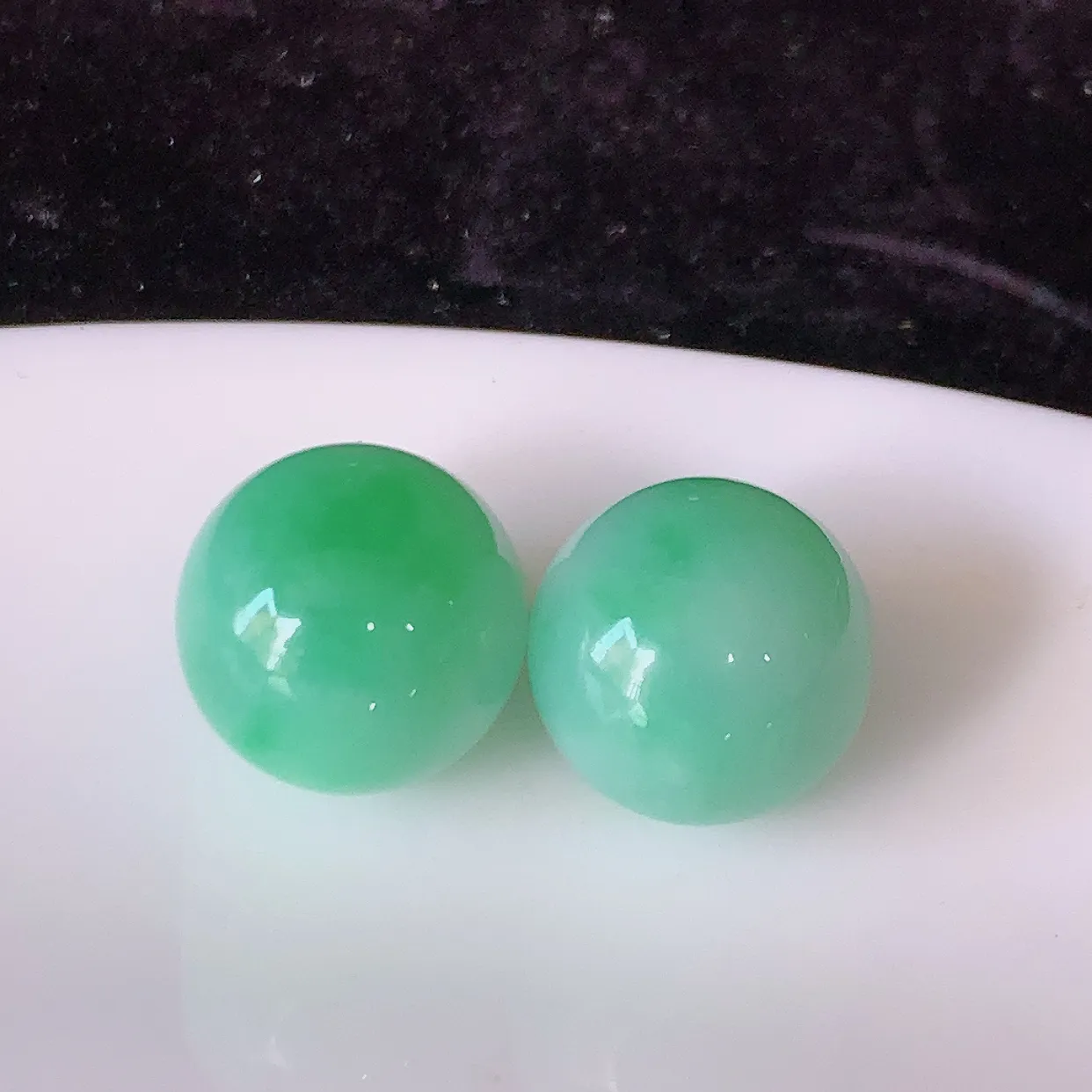 自然光实拍，冰润飘绿翡翠一对圆珠，转运珠吊坠，寓意“时来运转，财源滚滚” 寓意佳，荧光灼灼，转运珠佩戴时尚优雅！#05.26尺寸11