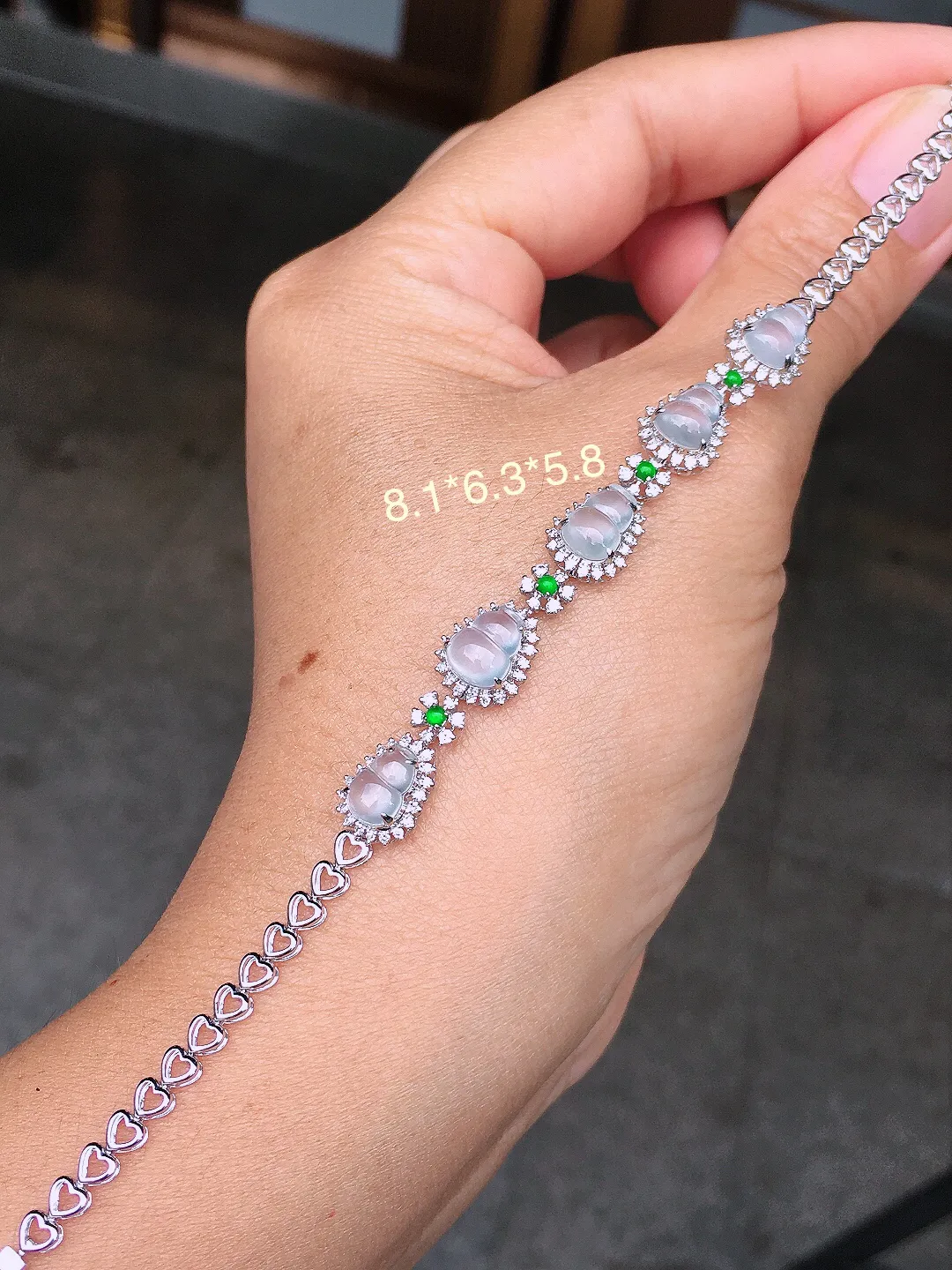 玻璃种葫芦手链，玉质细腻，荧光感超
强，饱满圆润，尽显优雅气质，18k
金豪华镶嵌