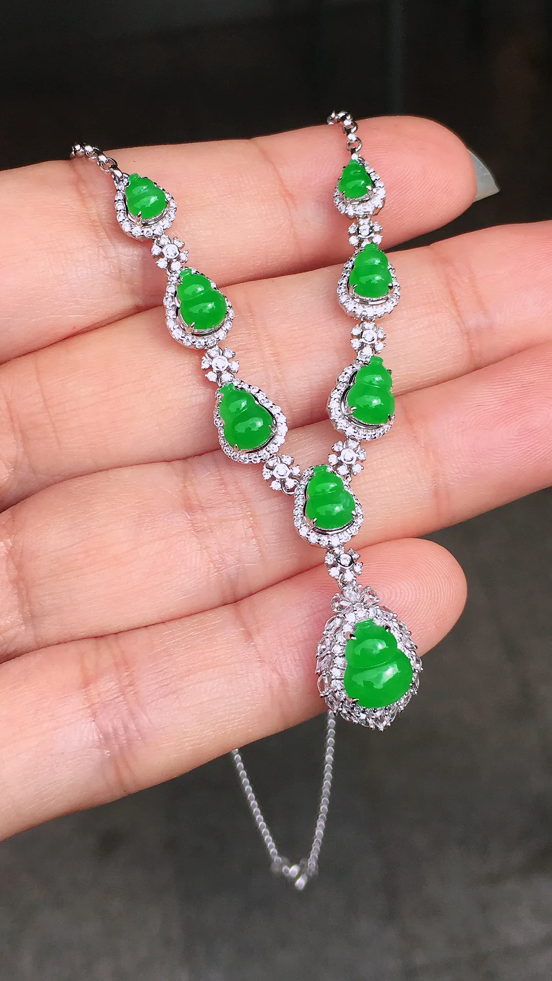 阳绿葫芦晚装项链，色泽均匀艳丽，玉质细腻，荧光感超
强，饱满圆润，尽显优雅气质，18k
金豪华镶嵌