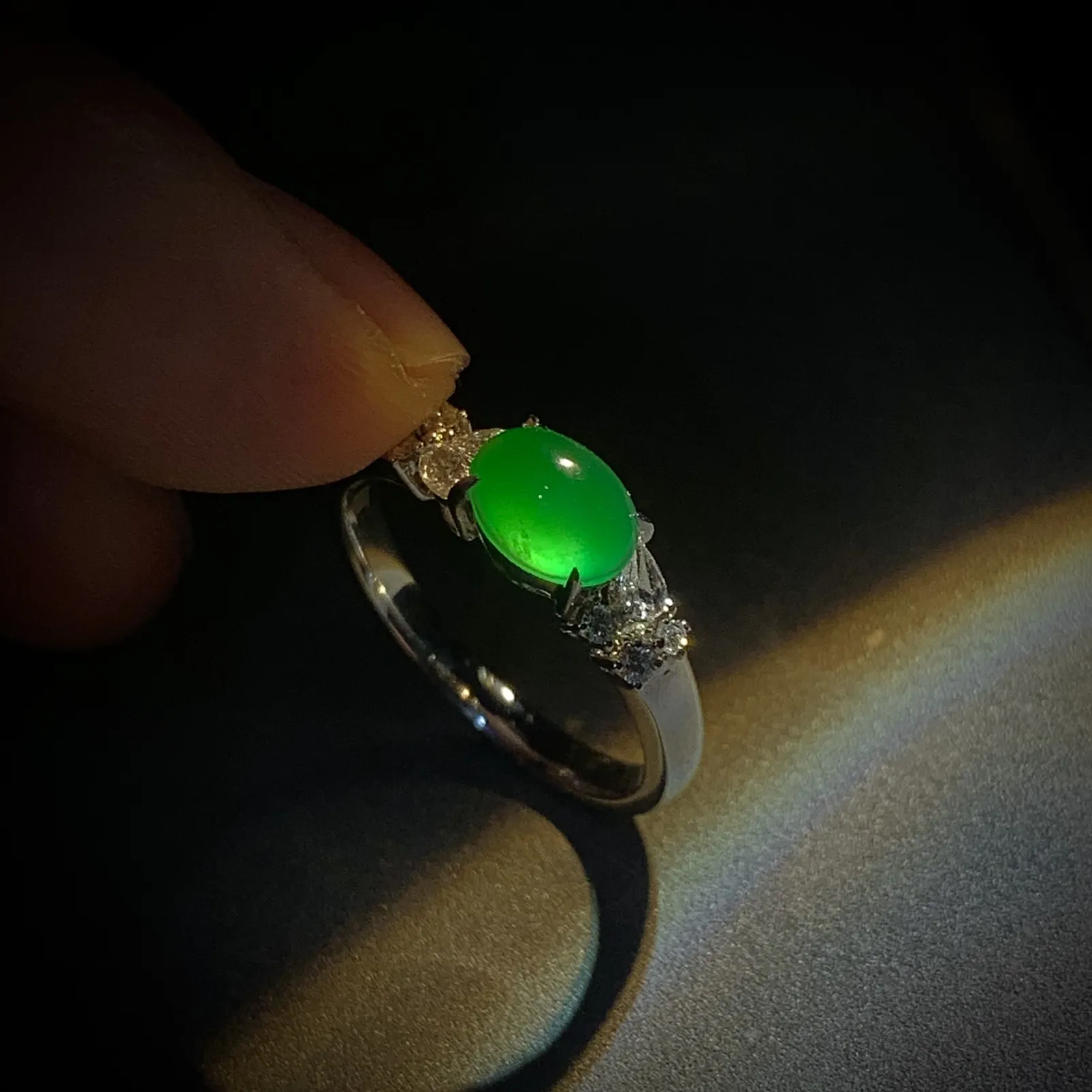 绿戒指，裸石7.2-5.6-3.6mm，
14#可改，18K金，南非钻，。