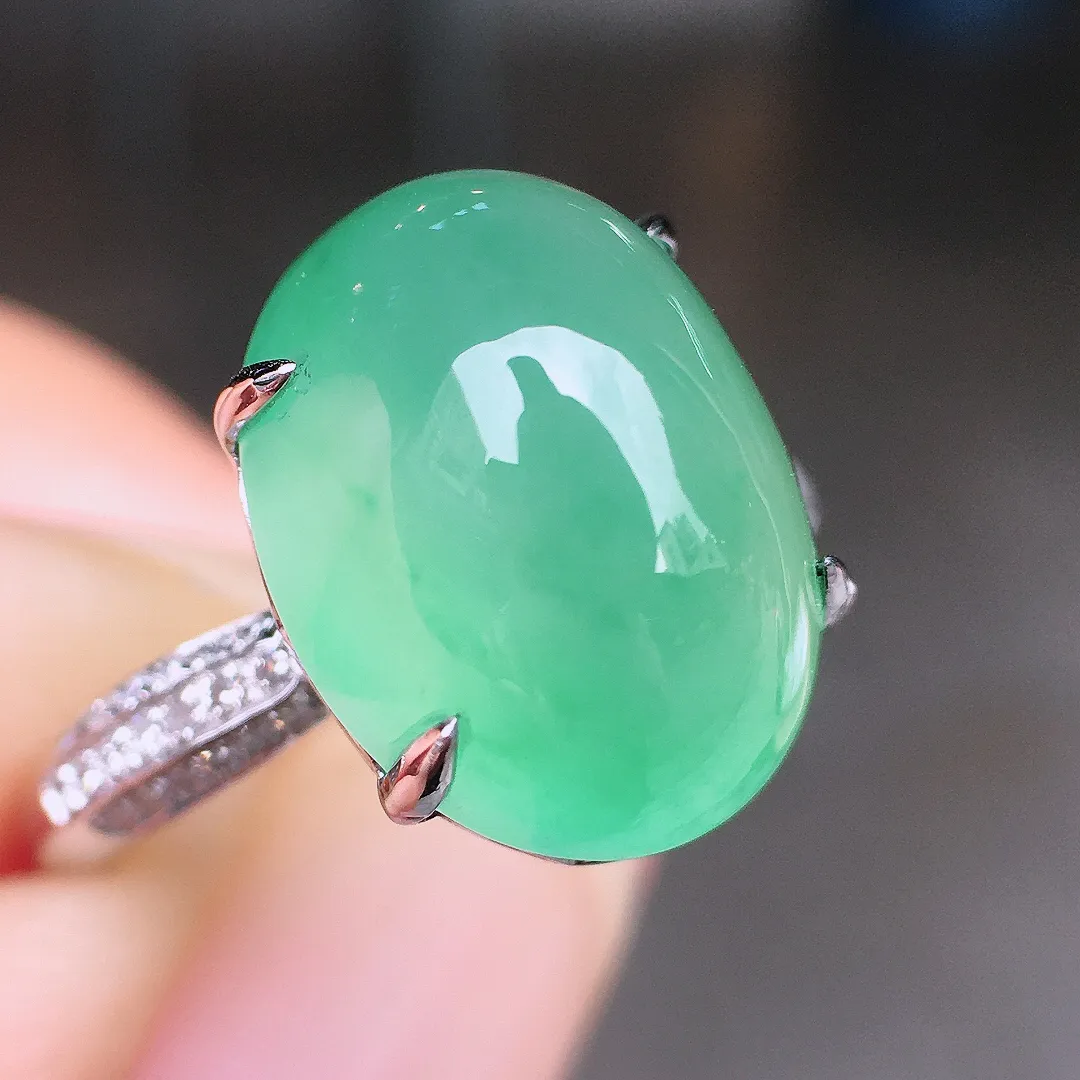 晴水蛋面戒指，色泽均匀艳丽，玉质细腻，荧光感超
强，饱满圆润，尽显优雅气质，18k
金豪华镶嵌