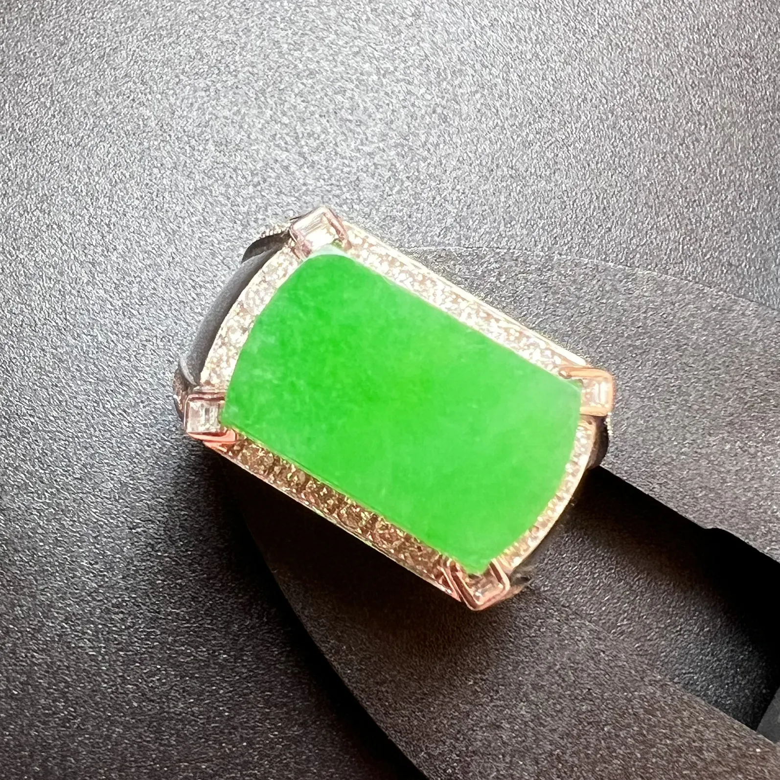 满绿男戒整体尺寸26.5*22.7*6.7裸石尺寸16.1*9.8*2.5