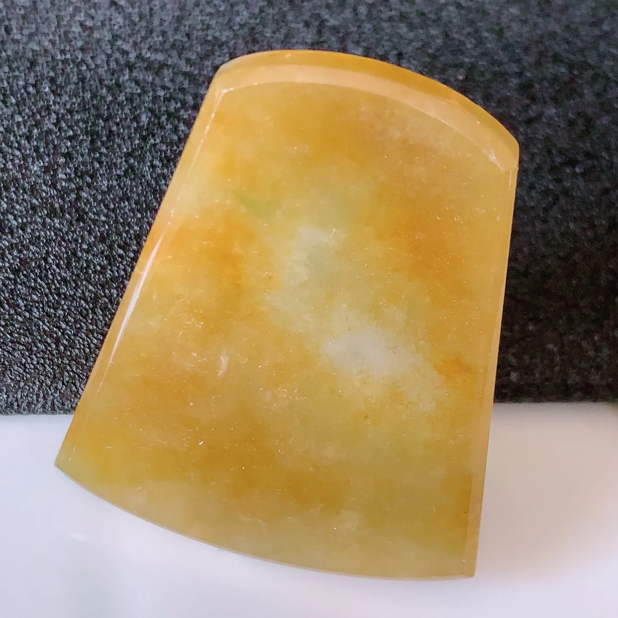 自然光实拍，冰润黄翡翡翠平安无事牌吊坠，平平安安，无事牌翠色灵动，佩戴平安时尚！#00.26