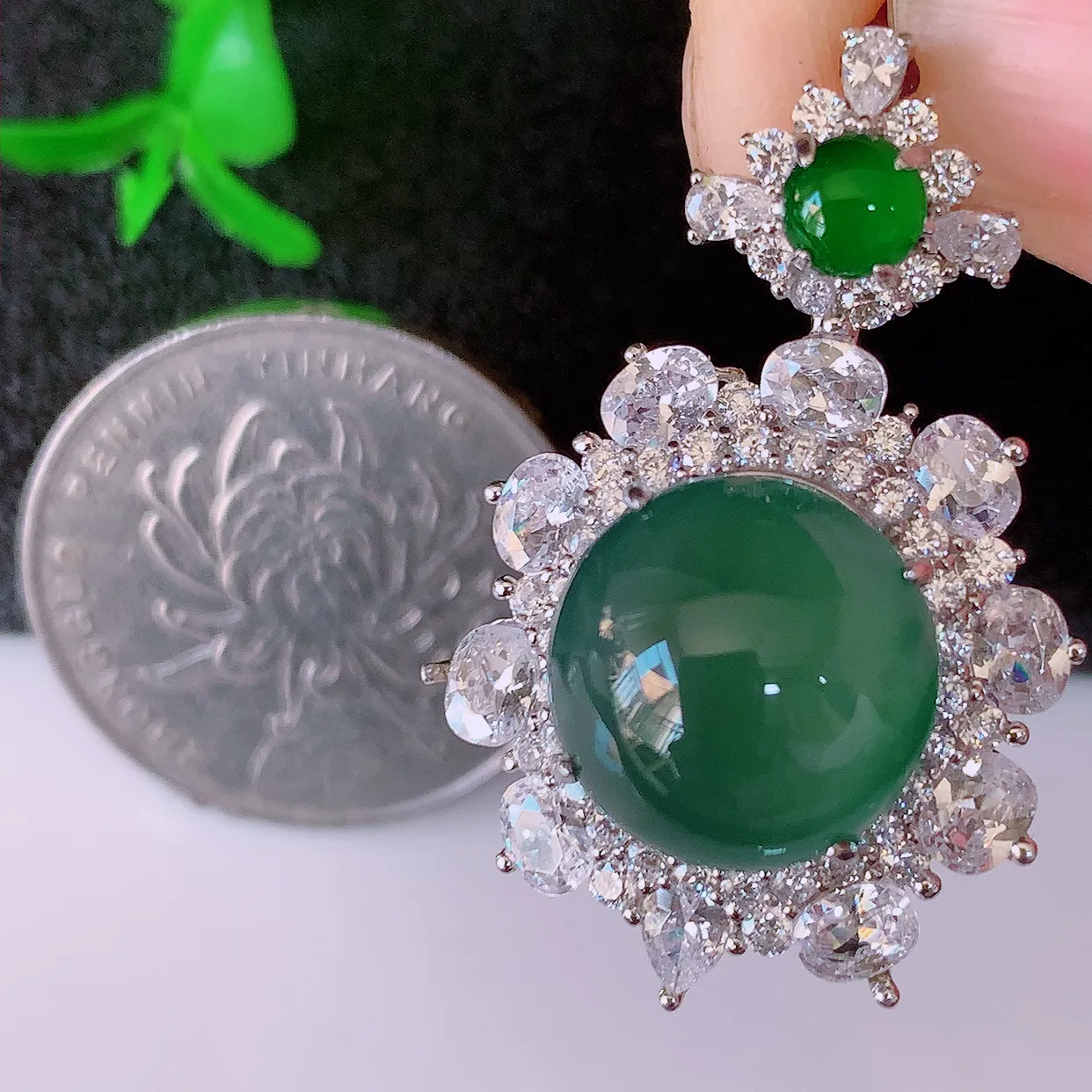 冰透满绿翡翠925银镶嵌吊坠，自然光实拍，翠色灵动，颜色漂亮，种老水足，品相佳，佩戴佳品！#97.26整体32*20.5*10裸石12.5*11