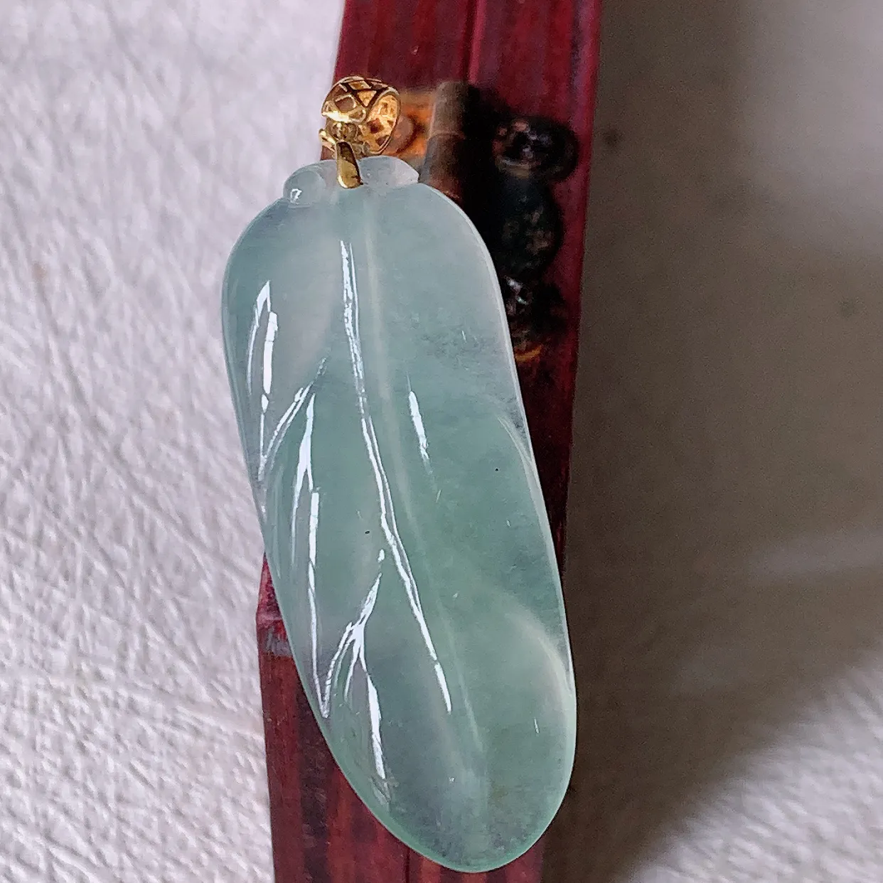 18K金镶嵌冰种翡翠叶子吊坠 ，种水足，色泽清新，工艺精湛，叶子寓意美好；金枝玉叶，事业有成。#1.23