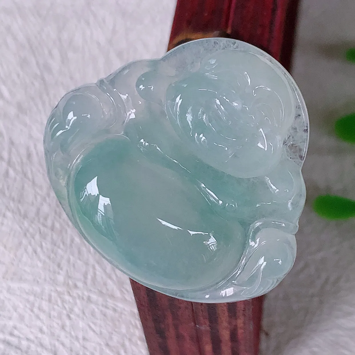 自然光实拍，冰种飘花翡翠佛公，水灵起胶，翠色迷人，佛公在心中，一生平安，饱满圆润，开怀大笑佛公，配戴灵气十足！#01.29