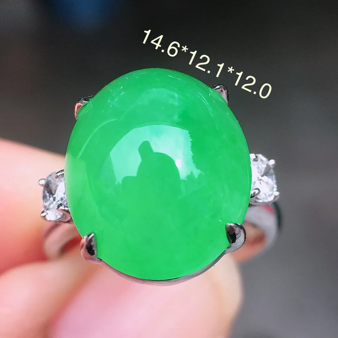 阳绿蛋面戒指，色泽均匀艳丽，玉质细腻，荧光感超
强，饱满圆润，尽显优雅气质，18k
金豪华镶嵌