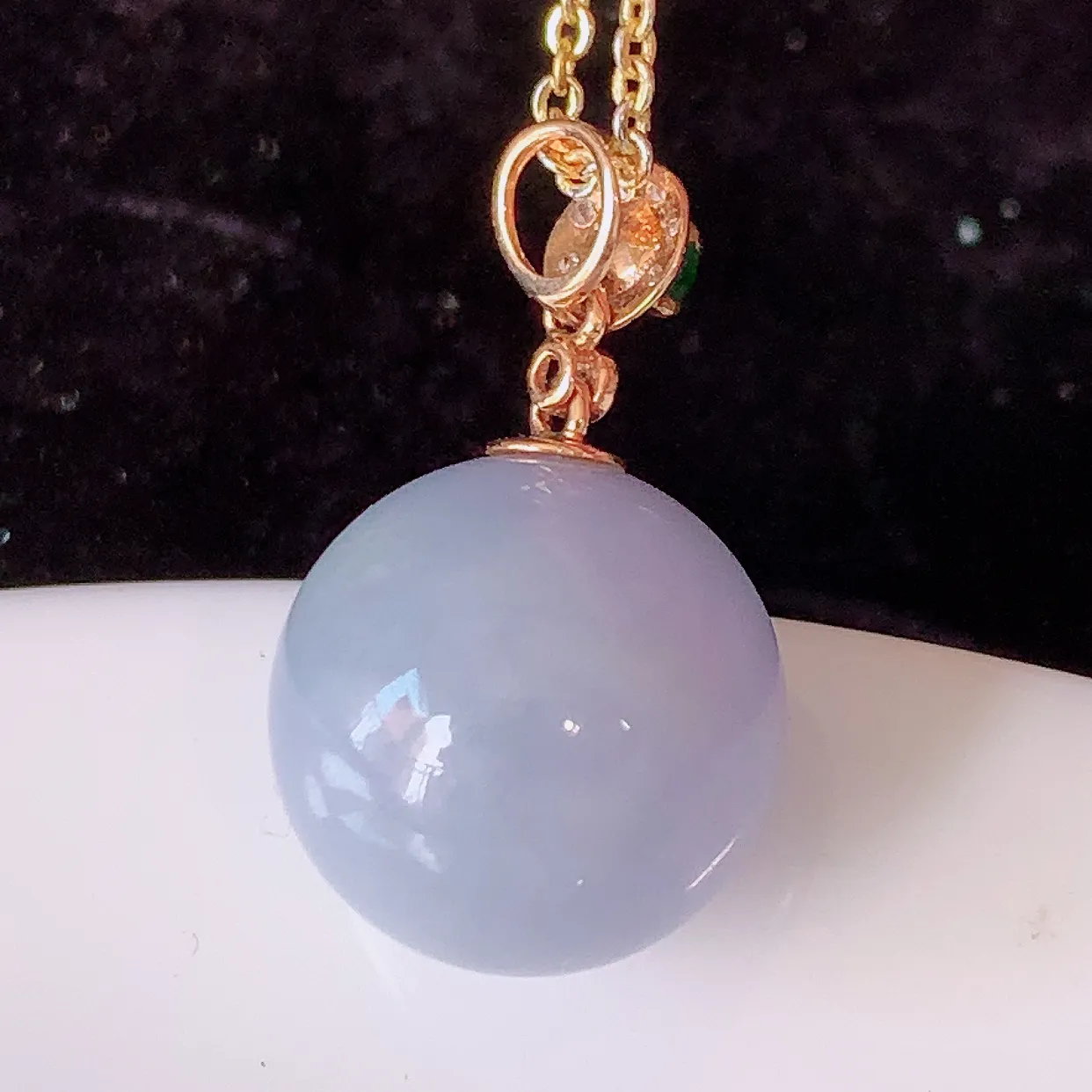 18K金镶嵌冰紫罗兰翡翠转运珠吊坠，寓意“时来运转，财源滚滚” 寓意佳，荧光灼灼，转运珠佩戴时尚优雅