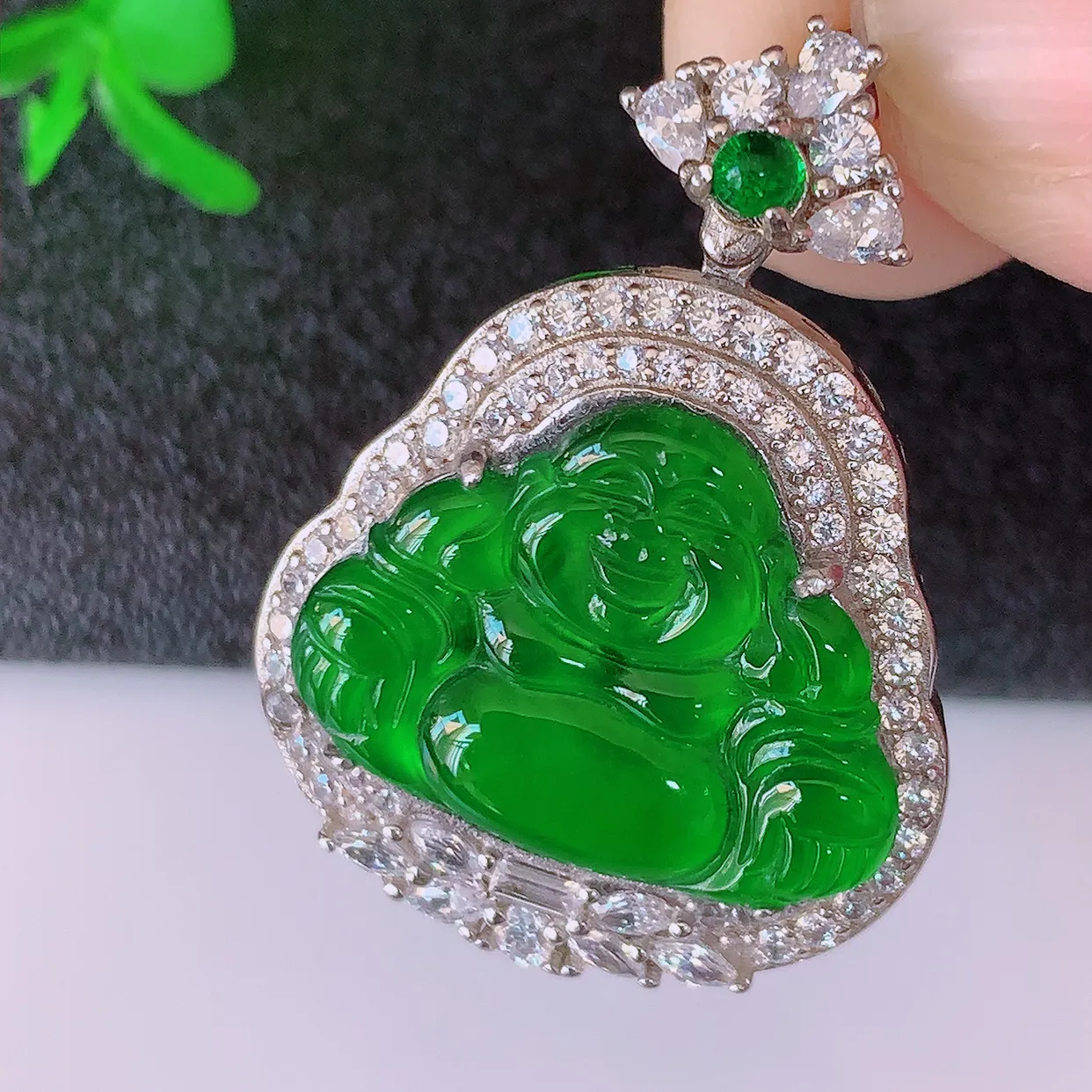 冰透满绿翡翠925银镶嵌佛公吊坠，自然光实拍，翠色灵动，颜色漂亮，种老水足，品相佳，佩戴佳品！#97.26整体30*22*8裸石19-14.8