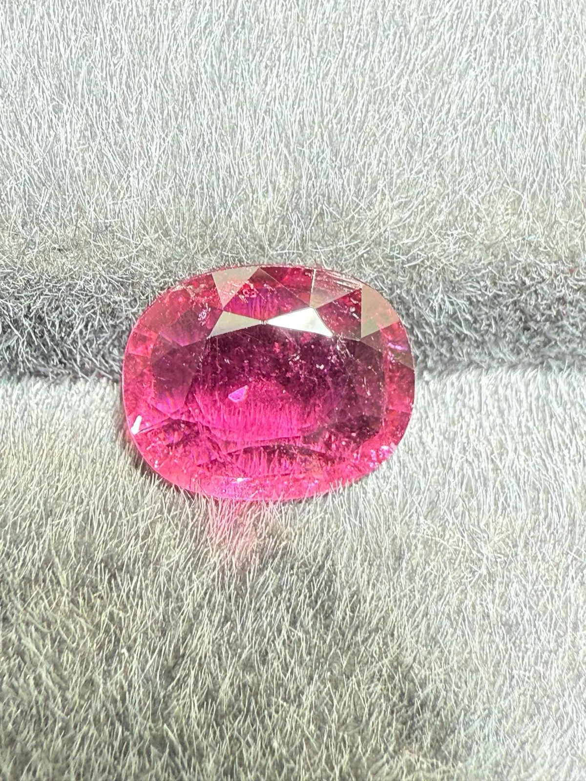 1.98ct天然卢比来碧玺裸石，尺寸9.5×7.6×3.4mm，颜色美艳，晶体微棉，火彩足