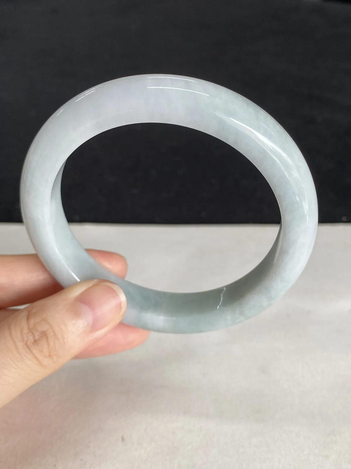 正圈58圈口，翡翠糯化种淡绿色手镯