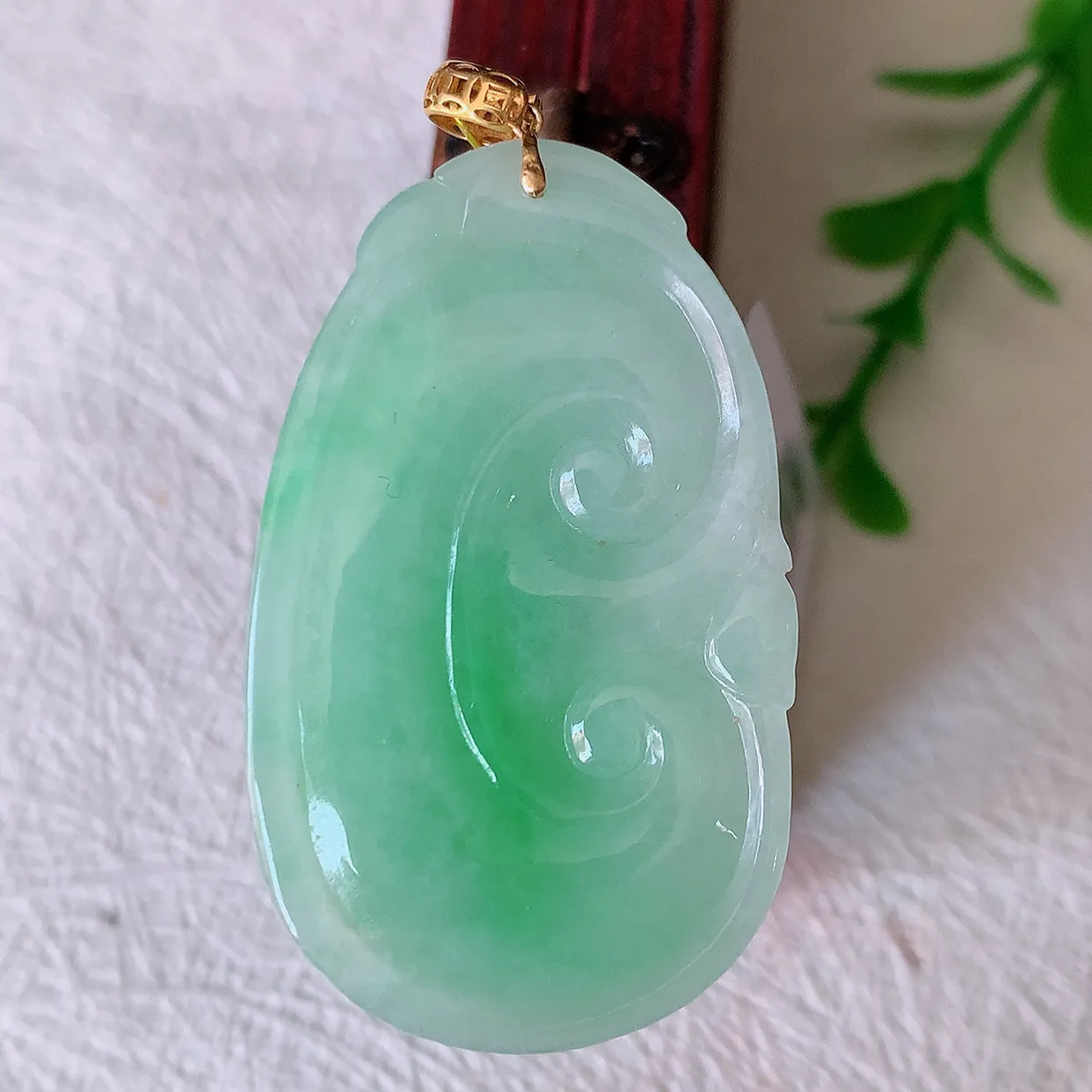自然光实拍，18k金镶嵌飘绿翡翠如意吊坠，寓意顺心如意，事事如意，吉祥如意，细腻饱满，色泽鲜艳，称心如意佩戴优雅时尚！#35.26整体43.5裸石38*23.5*5.5