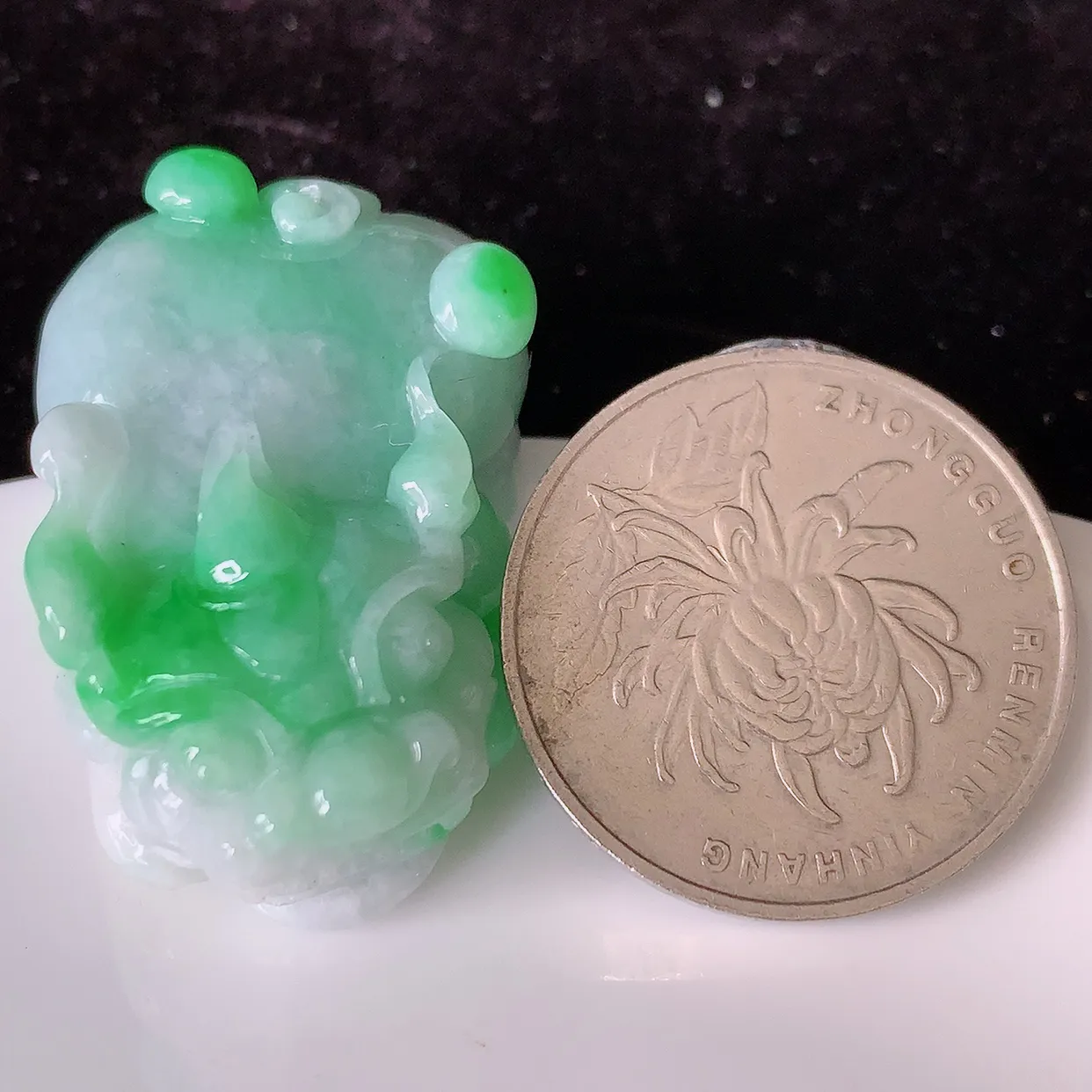 自然光实拍，冰润飘阳绿翡翠招财貔貅吊坠，民间有“一摸貔貅运程旺盛，再摸貔貅财运滚滚，三摸貔貅平步青云 ”的美好祝愿。#81.26