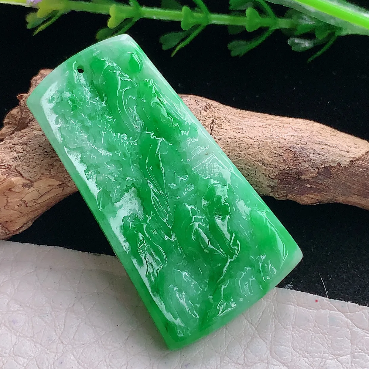 zzx自然光40.3*21.8*4.8天然缅甸翡翠阳绿山水 大好河山玉吊坠