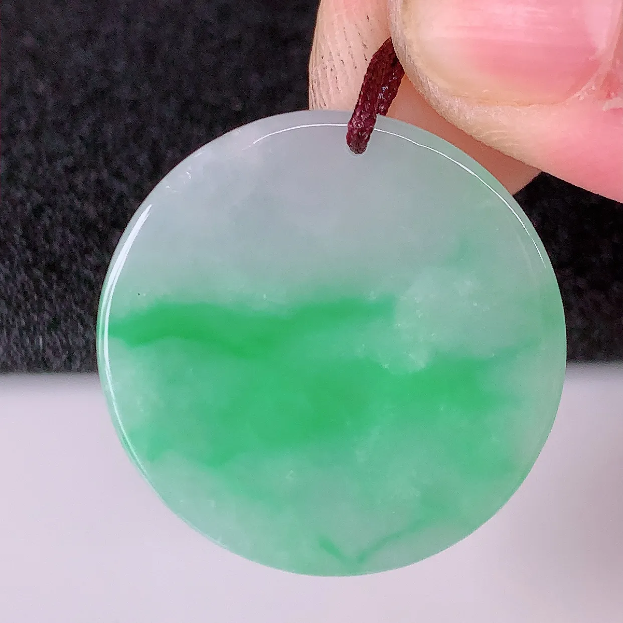 自然光实拍，冰润飘绿翡翠平安无事牌吊坠，平平安安，无事牌翠色灵动，佩戴平安时尚！#57.29