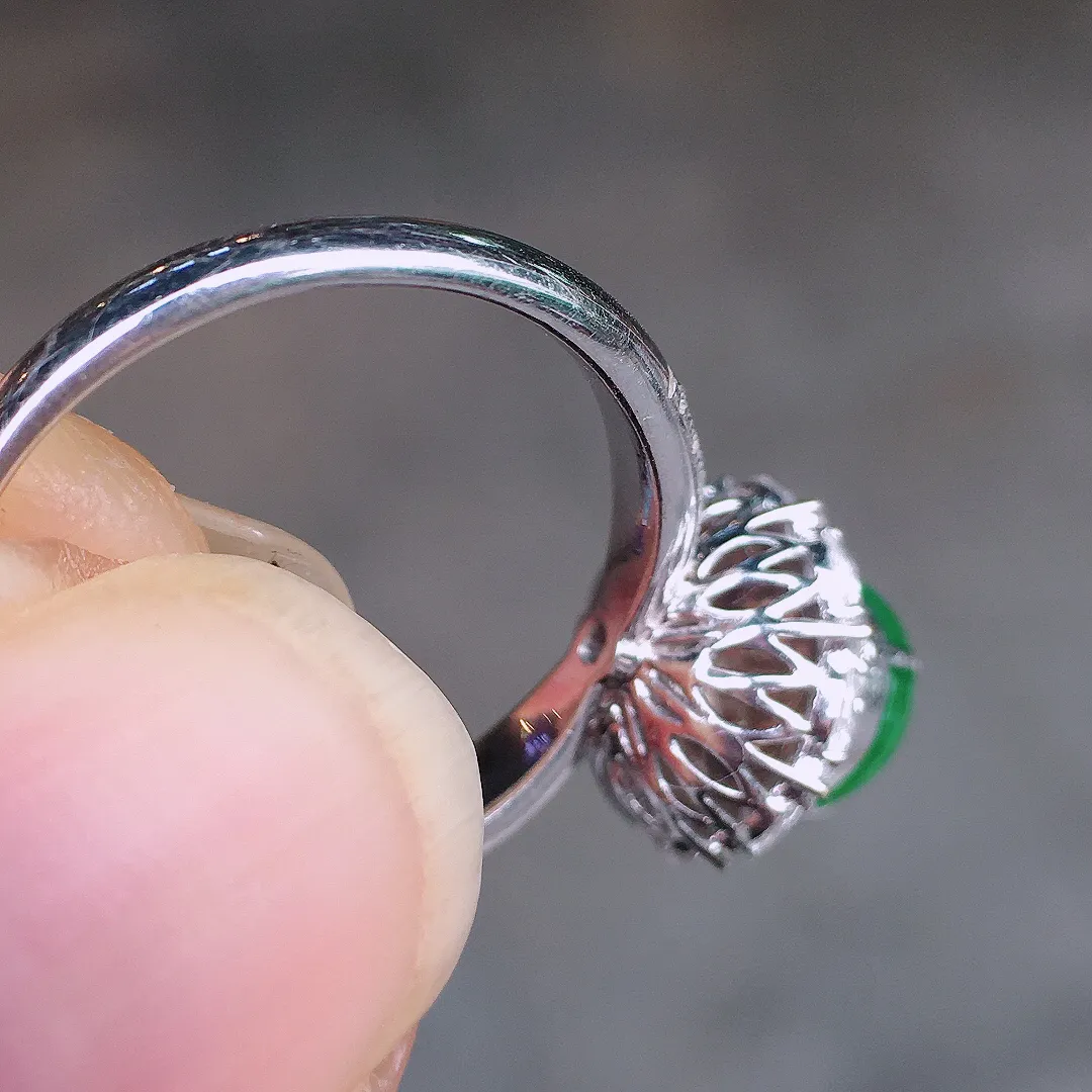 阳绿蛋面戒指，色泽均匀艳丽，玉质细腻，荧光感超
强，饱满圆润，尽显优雅气质，18k
金豪华镶嵌