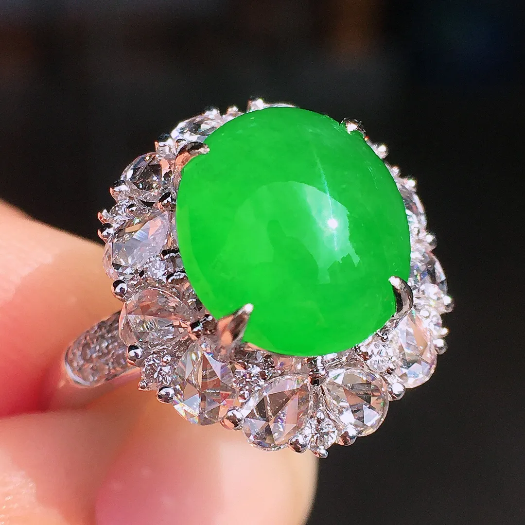 阳绿蛋面戒指，色泽均匀艳丽，玉质细腻，荧光感超
强，饱满圆润，尽显优雅气质，18k
金豪华镶嵌