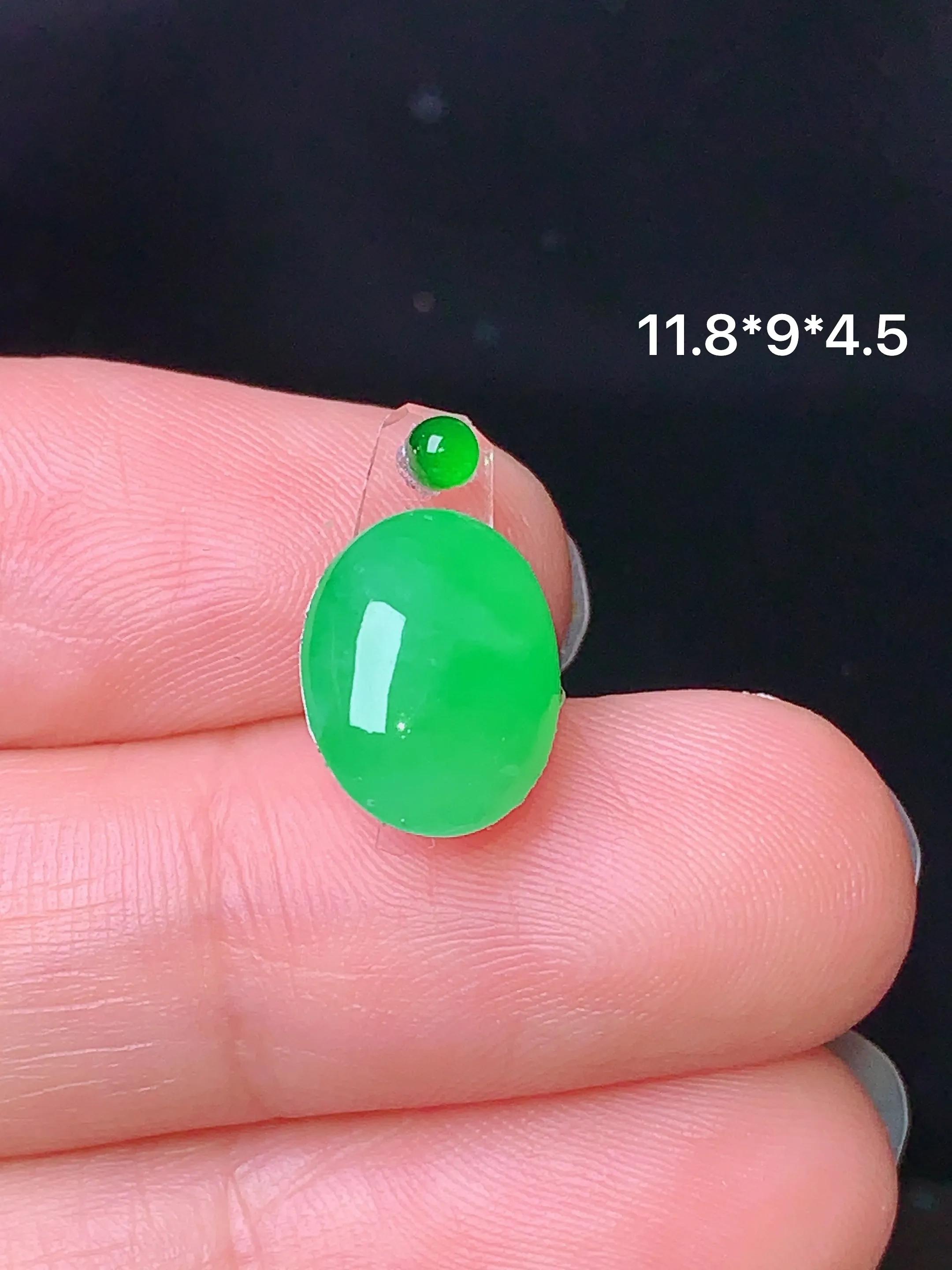 镶嵌款 翠绿蛋面吊坠 玉质细腻 色泽艳丽 水润亮眼  整体尺寸11.8*9*4.5