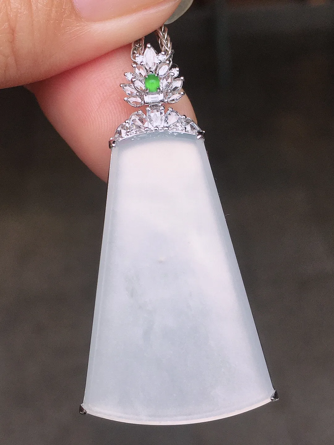 冰种无事牌吊坠，玉质细腻，荧光感超
强，饱满圆润，尽显优雅气质，18k
金豪华镶嵌