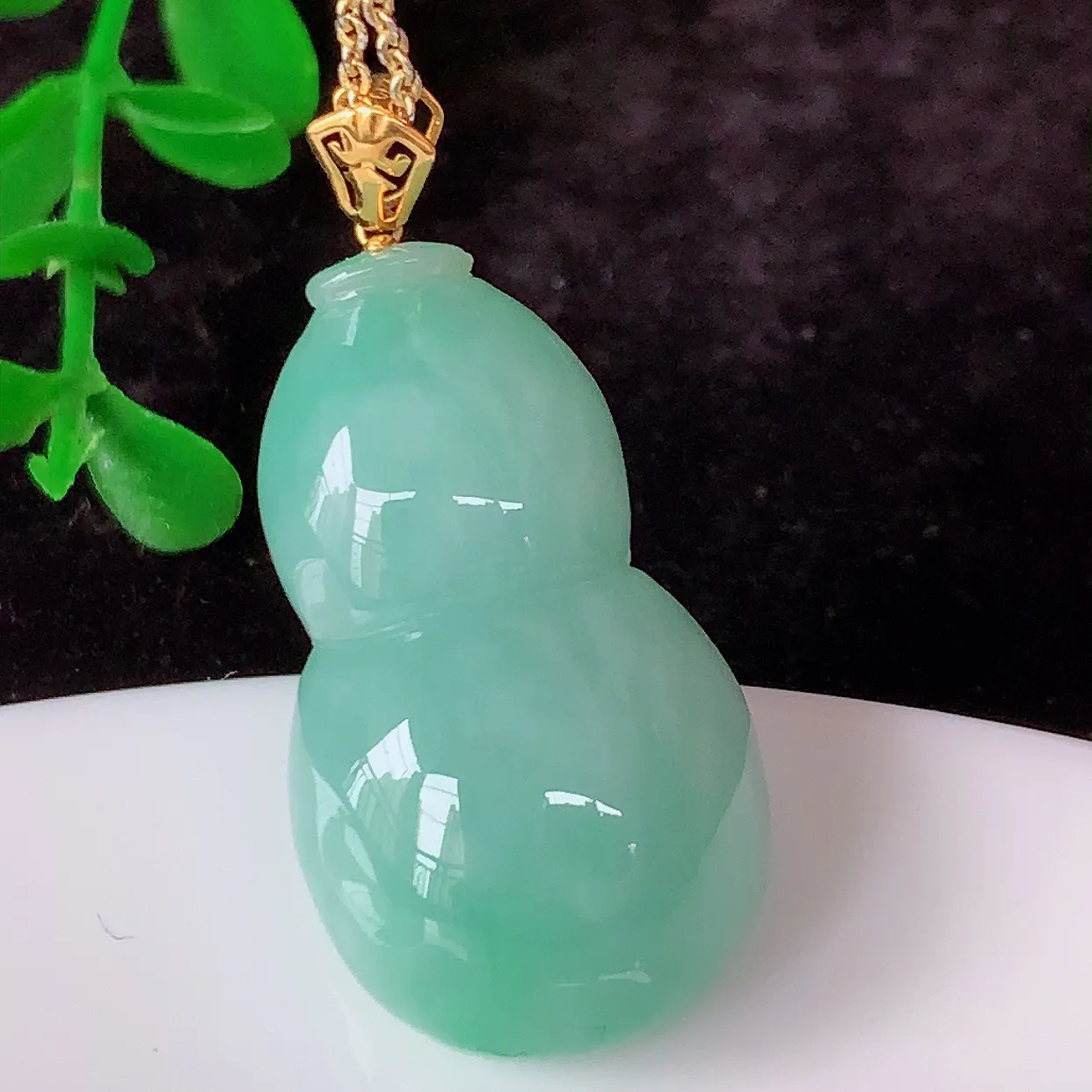自然光实拍，18K金镶嵌满绿翡翠葫芦吊坠，翡翠葫芦，寓意福禄双全，财源滚滚，佩戴效果优雅迷人！#57.29整体36裸石29*16.6*9.5