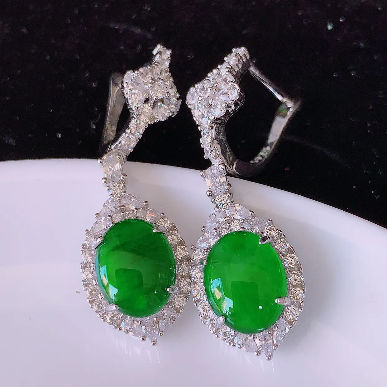 冰透满绿翡翠925银镶嵌耳坠，自然光实拍，翠色灵动，颜色漂亮，种老水足，品相佳，佩戴佳品！#97.26整体34*11-6.5裸石9.5*7.5