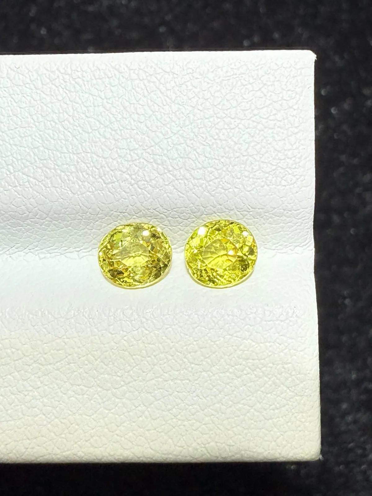 1.47ct天然马里榴石裸石，尺寸5.5*5*3.3毫米，颜色美艳 ，晶体通透，火彩足