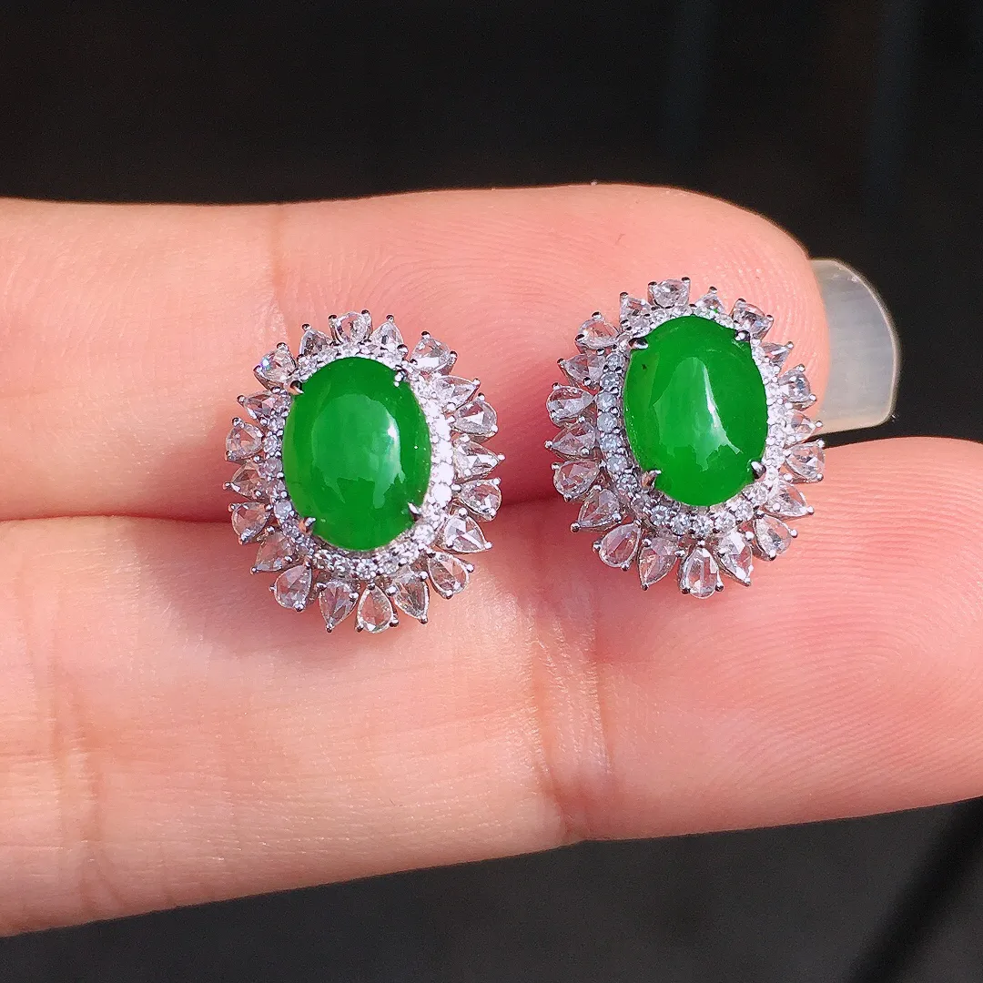 阳绿蛋面耳钉，色泽均匀艳丽，玉质细腻，荧光感超
强，饱满圆润，尽显优雅气质，18k
金豪华镶嵌