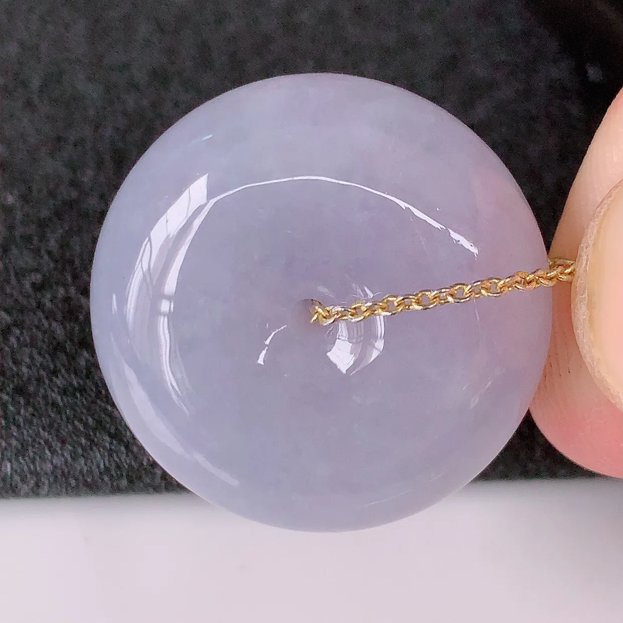 自然光实拍，冰润紫罗兰翡翠平安扣吊坠，形体饱满圆润，平安扣肥嘟嘟的，平平安安，种水很好，配戴精美！#57.29