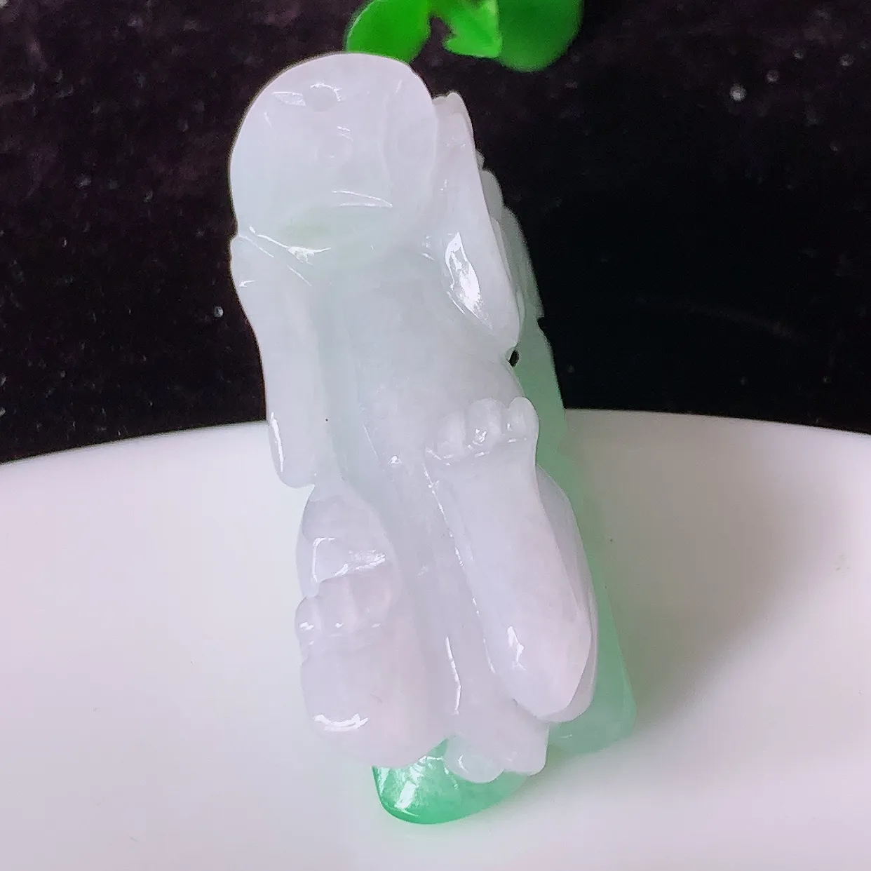 自然光实拍，冰润飘绿翡翠招财貔貅吊坠，民间有“一摸貔貅运程旺盛，再摸貔貅财运滚滚，三摸貔貅平步青云 ”的美好祝愿。#57.26