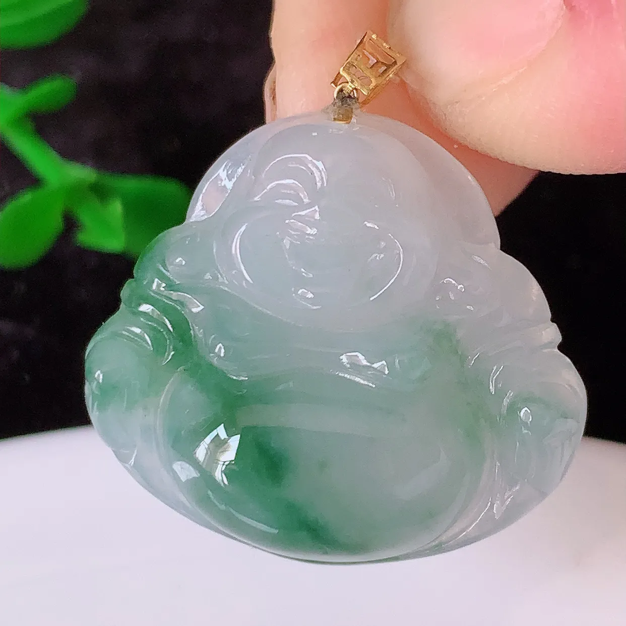 18k金镶嵌冰飘花翡翠笑佛吊坠，款式新颖，佩戴效果时尚出众，尽显气质，水润精细，美感十足。#49.26