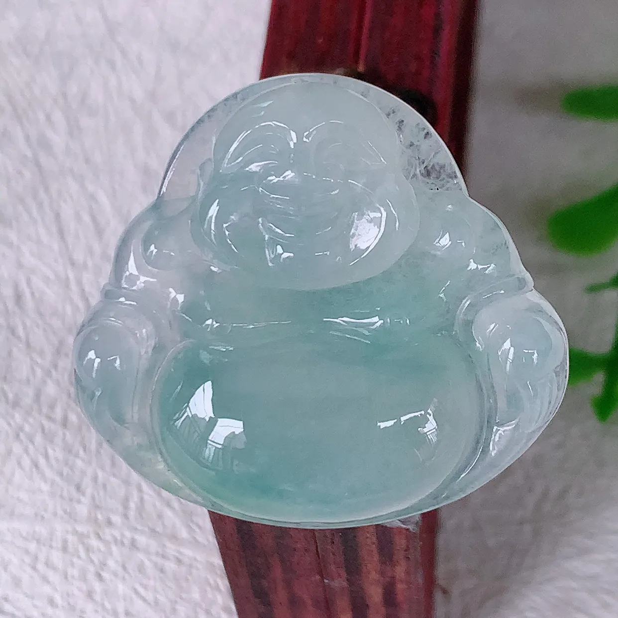自然光实拍，冰种飘花翡翠佛公，水灵起胶，翠色迷人，佛公在心中，一生平安，饱满圆润，开怀大笑佛公，配戴