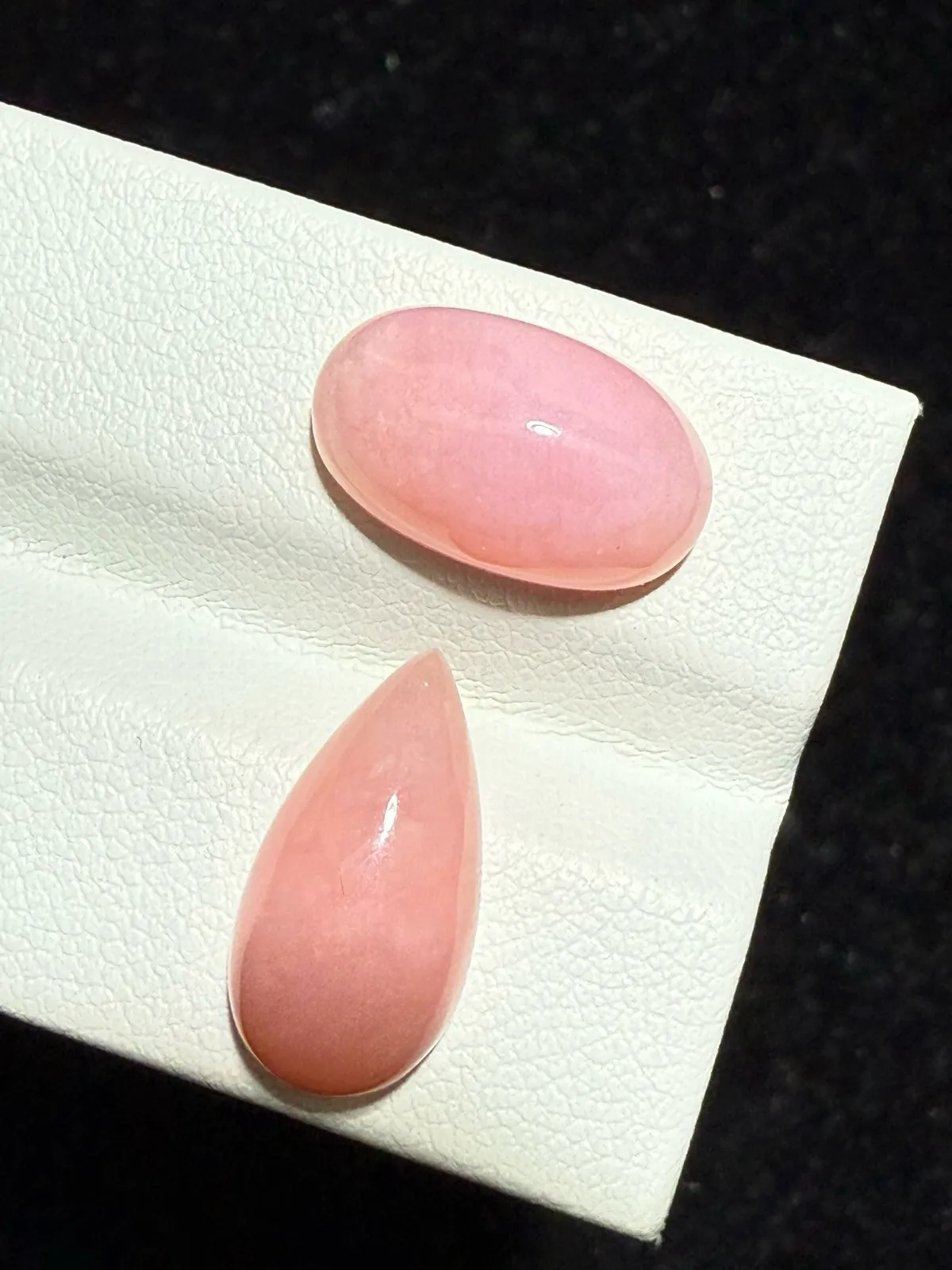 8.17ct天然粉欧泊蛋白石裸石，尺寸14.4*8.5*5.5毫米，颜色美艳