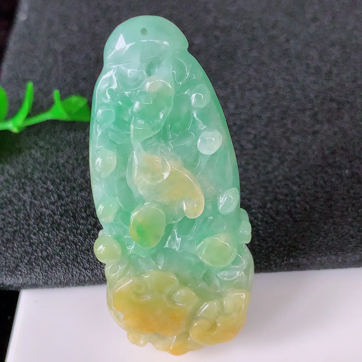 自然光实拍，冰润黄加绿翡翠招百财白菜吊坠，百财聚来，财源滚滚，色泽鲜艳，精工水润的白菜，性价比高！#85.29