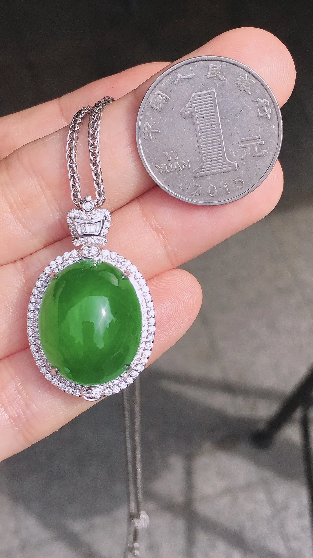 满绿蛋面戒指/吊坠两用款，色泽均匀艳丽，玉质细腻，荧光感超
强，饱满圆润，尽显优雅气质，18k
金豪华镶嵌