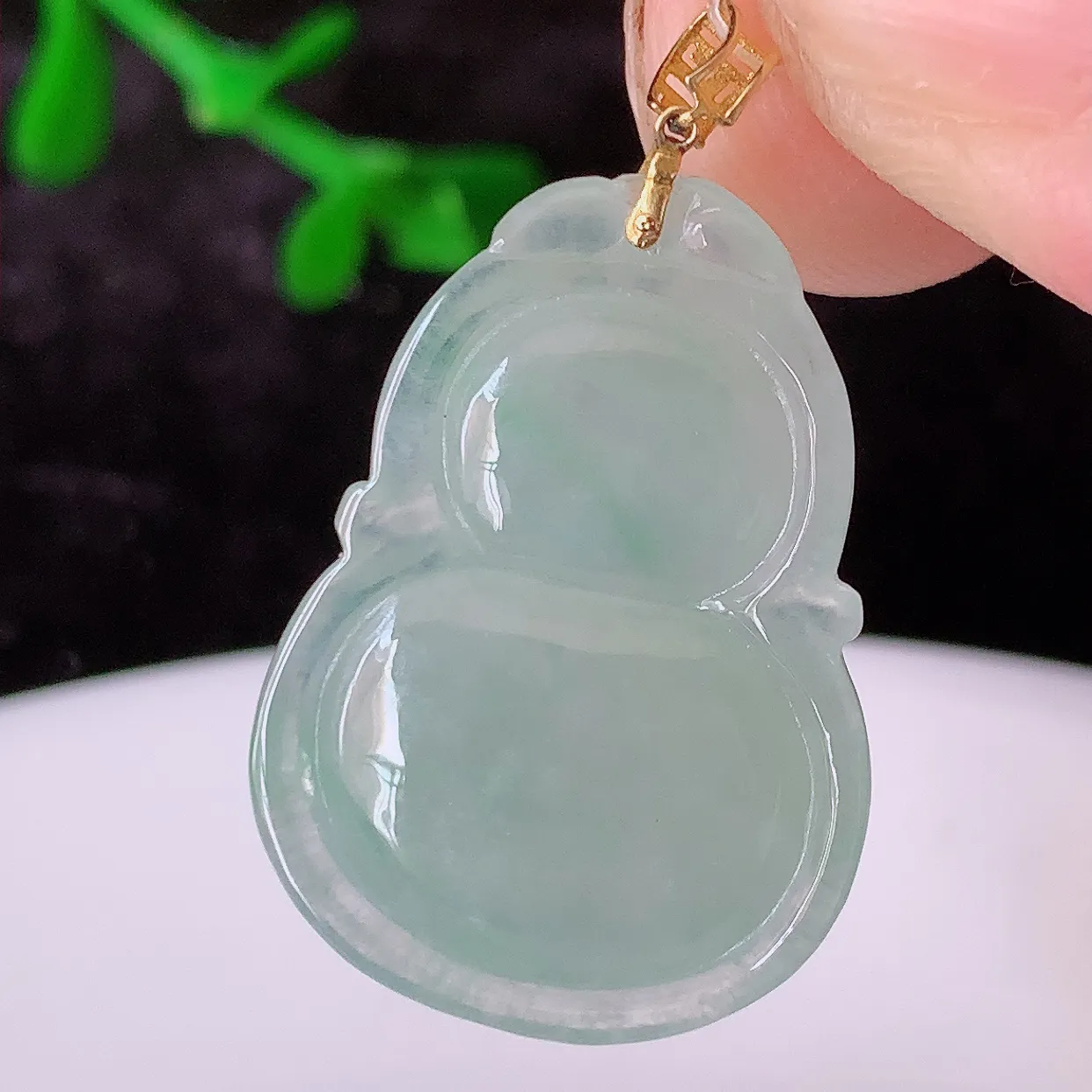18K金镶嵌冰种飘花翡翠葫芦吊坠，葫芦寓意福禄双全，财源滚滚，佩戴效果优雅迷人！#49.26