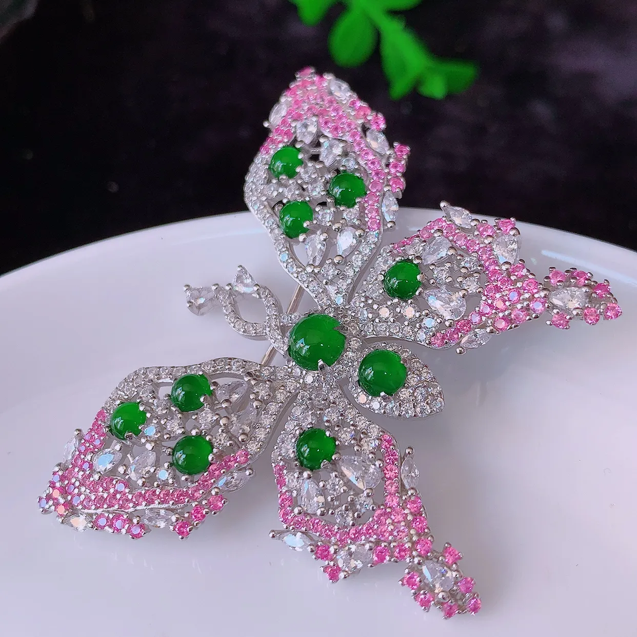 冰透满绿翡翠925银镶嵌蝴蝶胸针，自然光实拍，翠色灵动，颜色漂亮，种老水足，品相佳，佩戴佳品！#97.26整体50*39*8裸石5*5