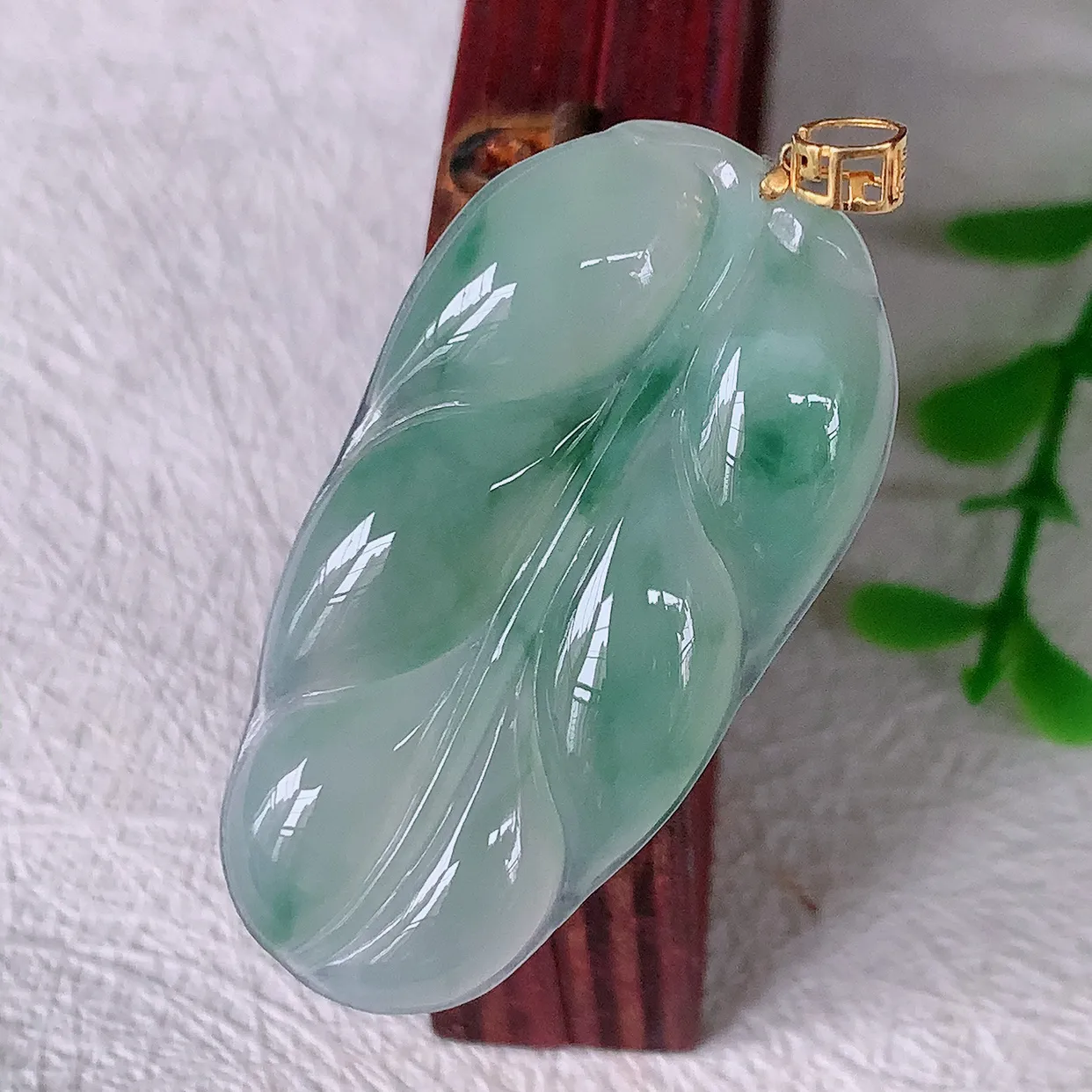 18K金镶嵌冰种飘花翡翠叶子吊坠 ，种水足，色泽清新，工艺精湛，叶子寓意美好；金枝玉叶，事业有成。#93.29整体43.8裸石39*20.5-4.8