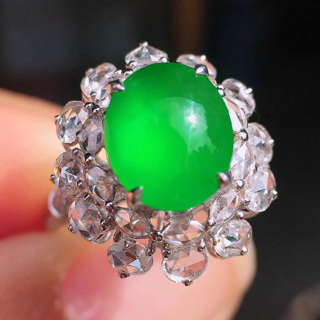 阳绿蛋面戒指，色泽均匀艳丽，玉质细腻，荧光感超
强，饱满圆润，尽显优雅气质，18k
金豪华镶嵌