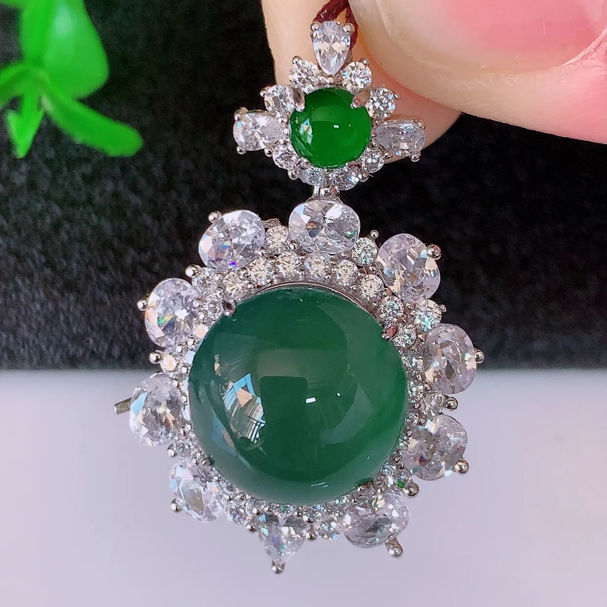 冰透满绿翡翠925银镶嵌吊坠，自然光实拍，翠色灵动，颜色漂亮，种老水足，品相佳，佩戴佳品！#97.26整体32*20.5*10裸石12.5*11