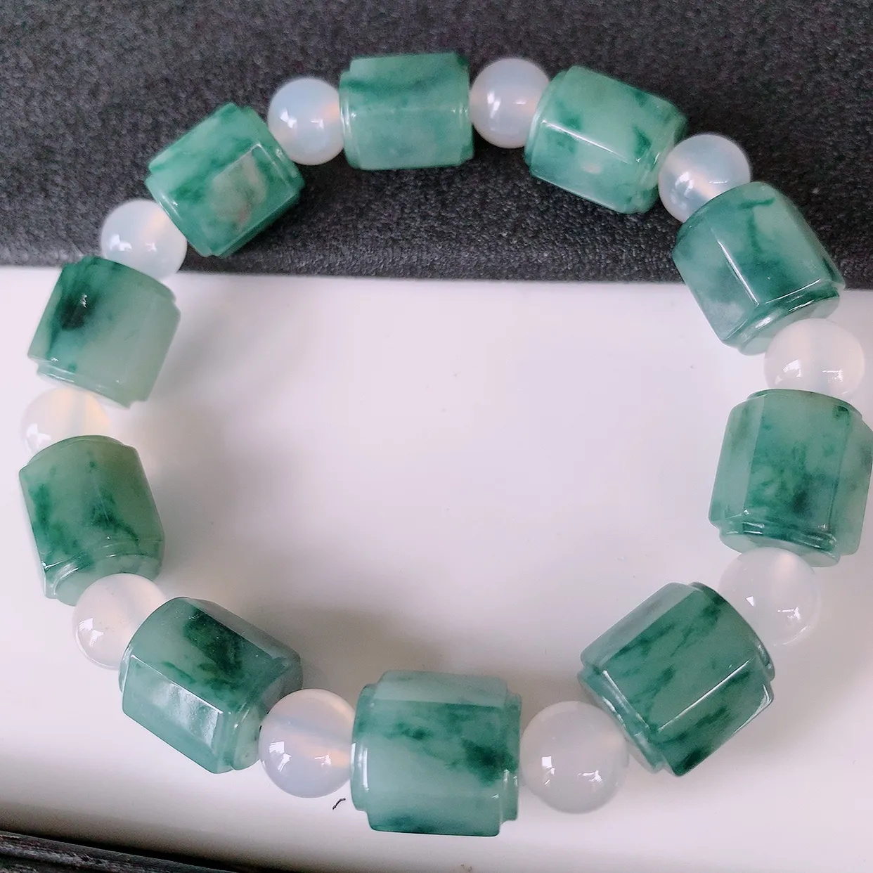 自然光实拍，冰润飘花翡翠路路通手串，花式飘逸，佩戴效果大方时尚，圆珠为装饰珠！#89.29取一尺寸12.5*10.5