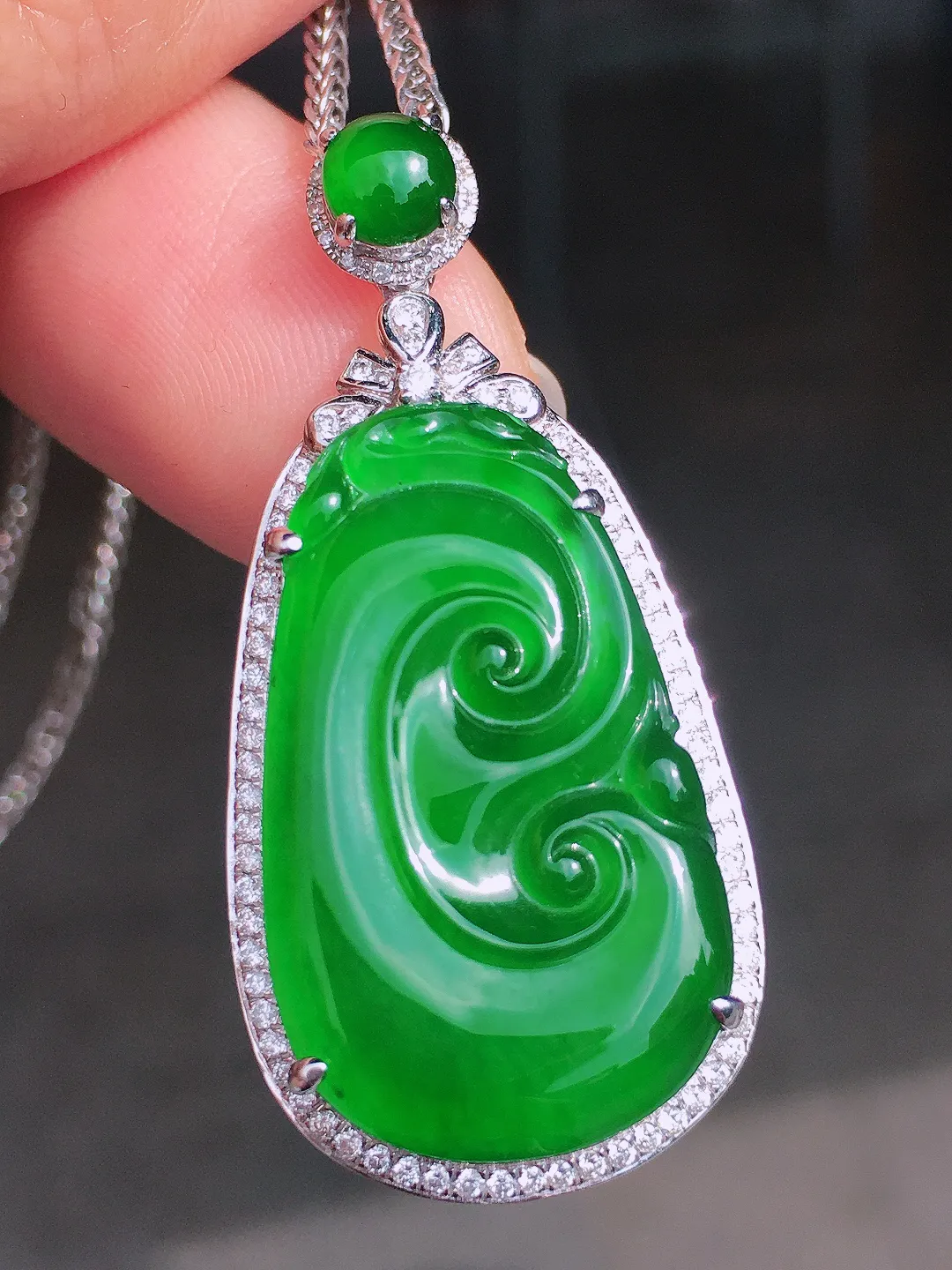 满绿如意吊坠，色泽均匀浓郁，玉质细腻，荧光感超
强，饱满圆润，尽显优雅气质，18k
金豪华镶嵌