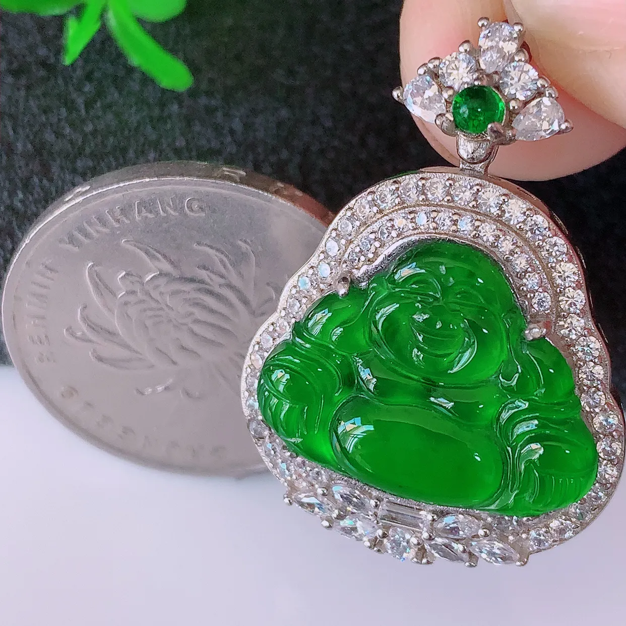 冰透满绿翡翠925银镶嵌佛公吊坠，自然光实拍，翠色灵动，颜色漂亮，种老水足，品相佳，佩戴佳品！#97.26整体30*22*8裸石19-14.8