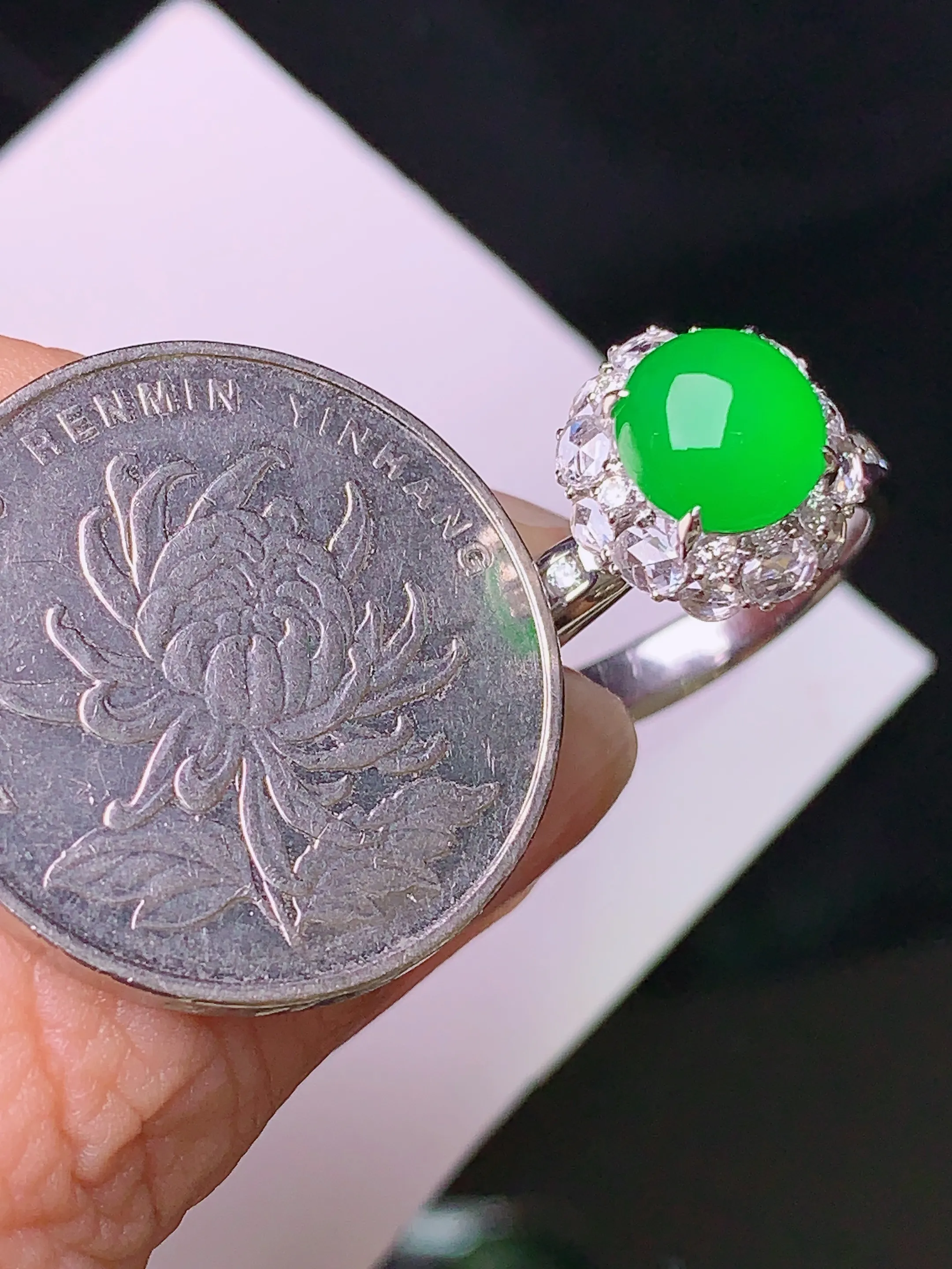 18k金钻镶嵌满绿蛋面戒指 玉质细腻 色泽艳丽 水润亮眼  圈14 整体尺寸11.8*10.6