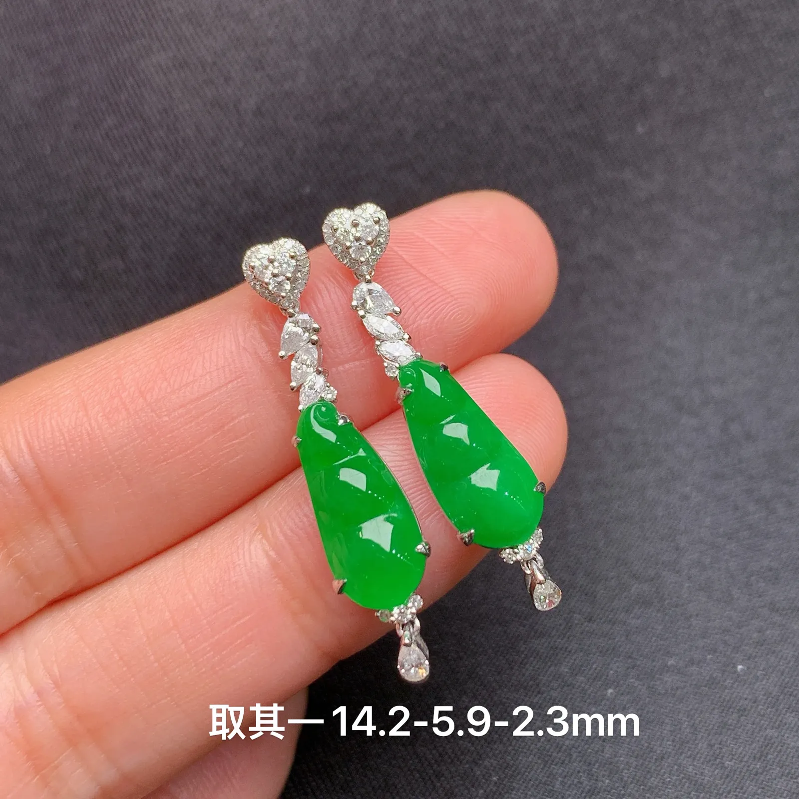阳绿福豆耳坠，18k金镶嵌，简约时尚，冰润色阳，种水足 尺寸14.2*5.9*2.3