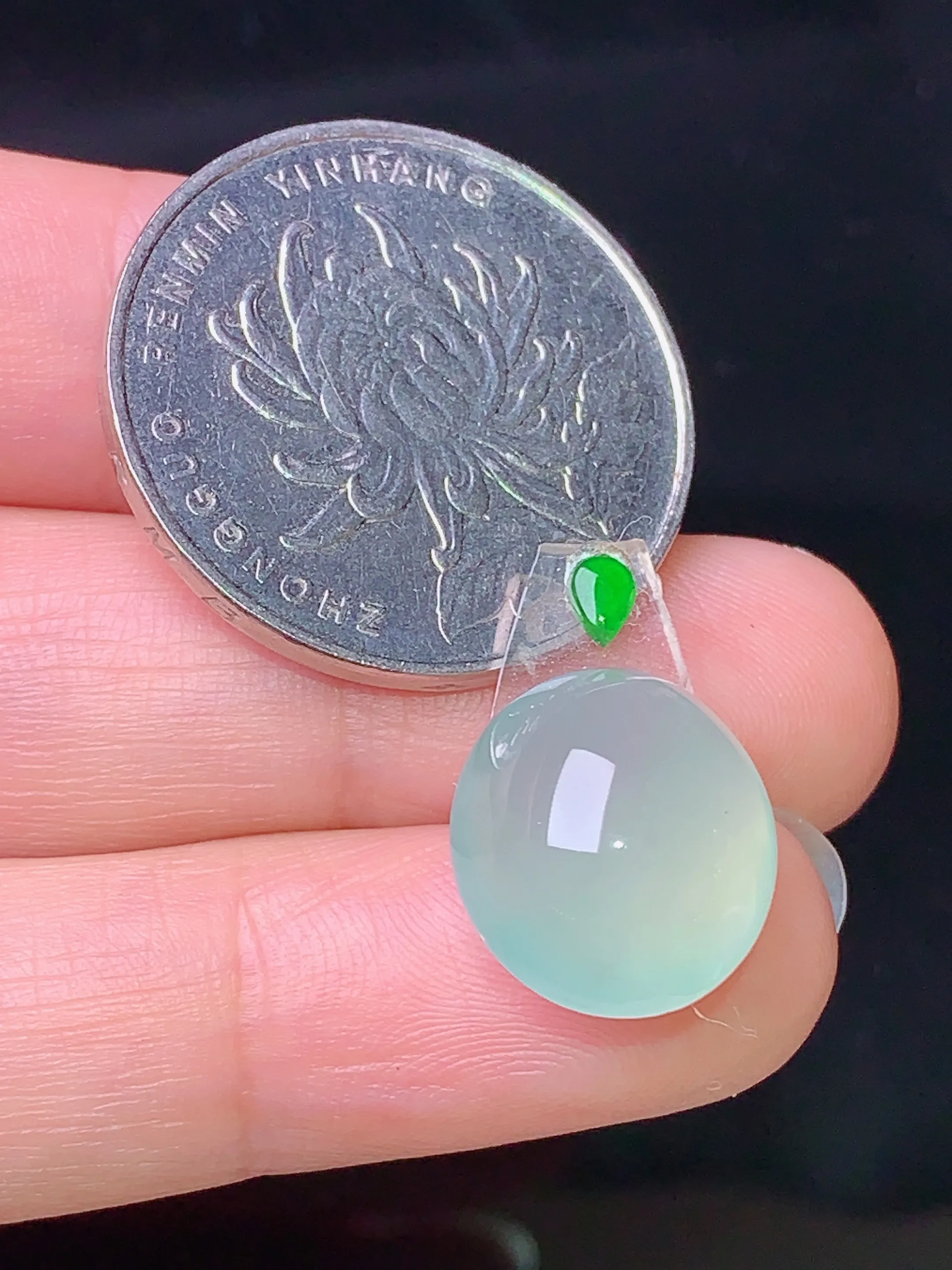 镶嵌款 冰种蛋面吊坠 玉质细腻 色泽艳丽 水润亮眼  整体尺寸13.8*12.3*7.5