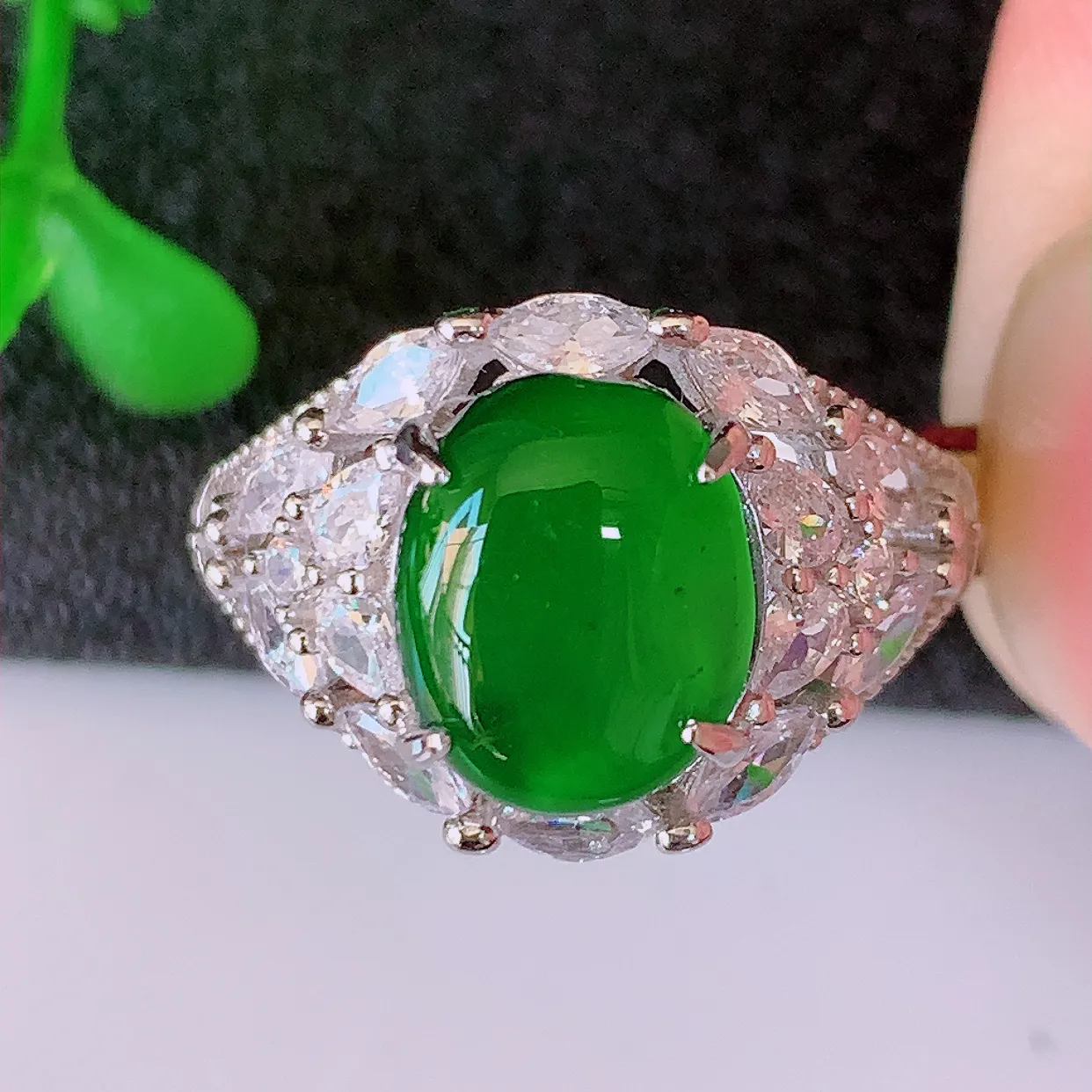 冰透满绿翡翠925银镶嵌戒指，自然光实拍，翠色灵动，颜色漂亮，种老水足，品相佳，佩戴佳品！#97.2