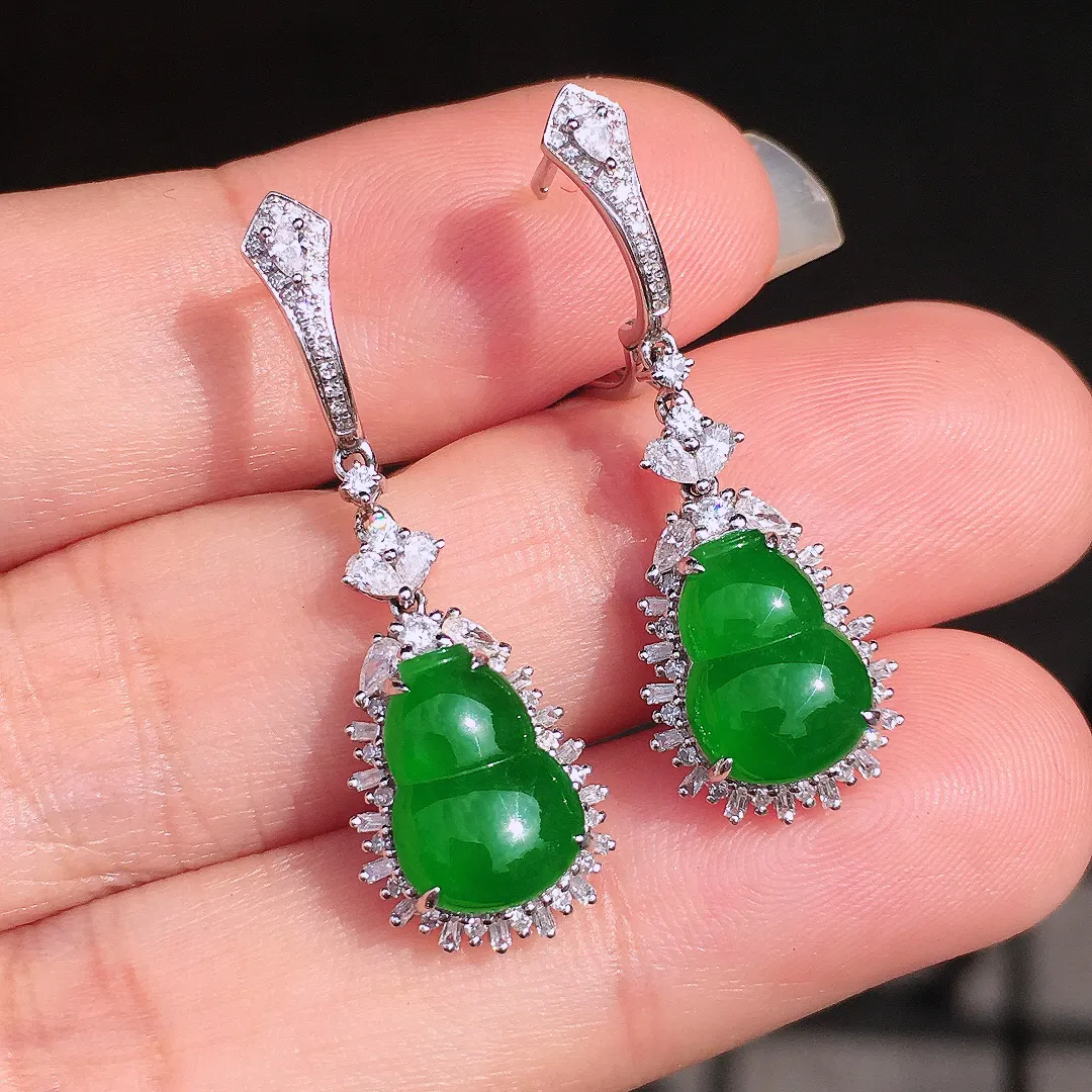 阳绿葫芦耳坠，色泽均匀艳丽，玉质细腻，荧光感超
强，饱满圆润，尽显优雅气质，18k
金豪华镶嵌