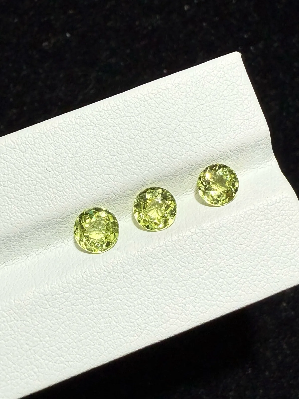 2.225ct天然马里榴石裸石，尺寸5.6*5.6*3毫米，颜色美艳 ，晶体通透，火彩足